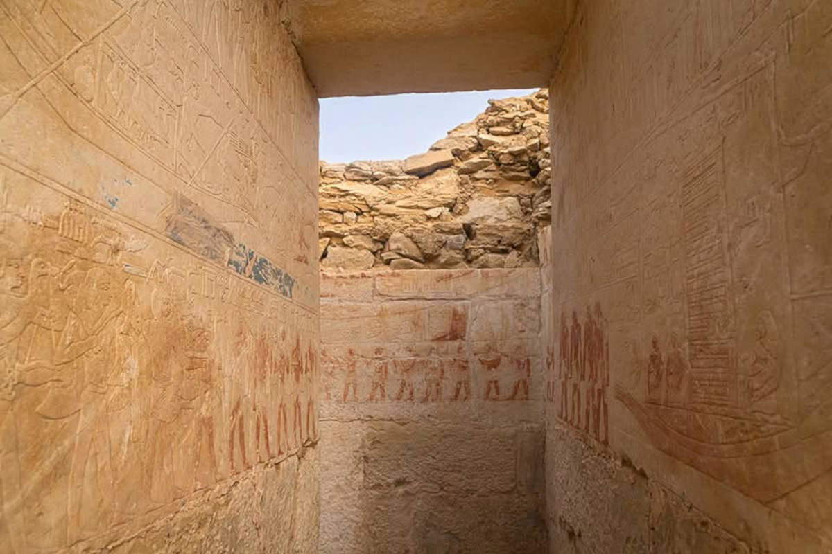 Die Wände einer der beiden Kapellen mit den farbigen Reliefs. Foto: Ägyptisches Ministerium für Tourismus und Altertümer