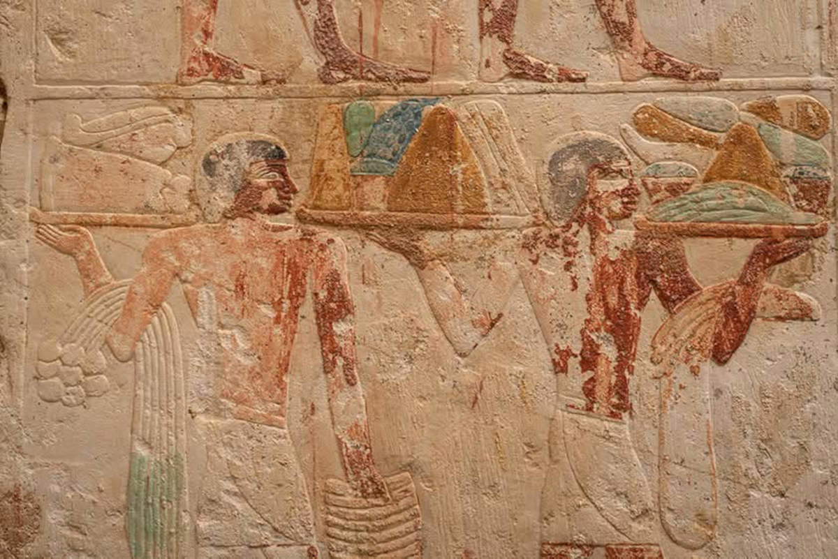 Die Wände einer der beiden Kapellen mit den farbigen Reliefs. Foto: Ägyptisches Ministerium für Tourismus und Altertümer