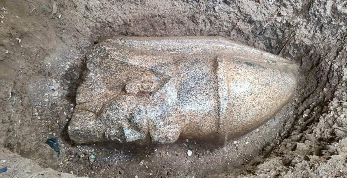 Egipto: un ciudadano da a conocer una piedra grabada; las excavaciones revelan dos estatuas reales, una de ellas de Ramsés II