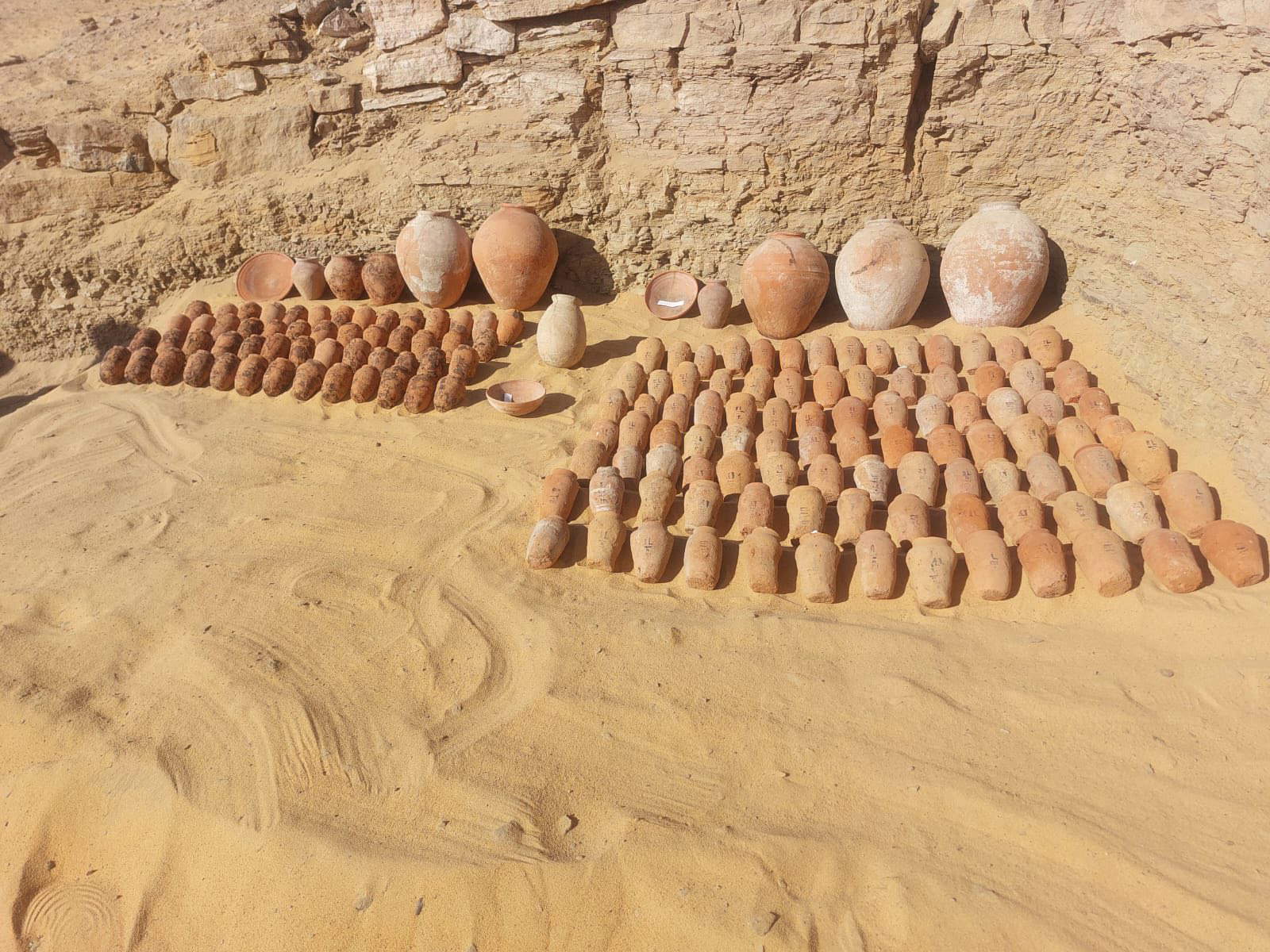 Une partie des 160 vases en céramique de différentes formes et tailles. Photo : Ministère du tourisme et des antiquités