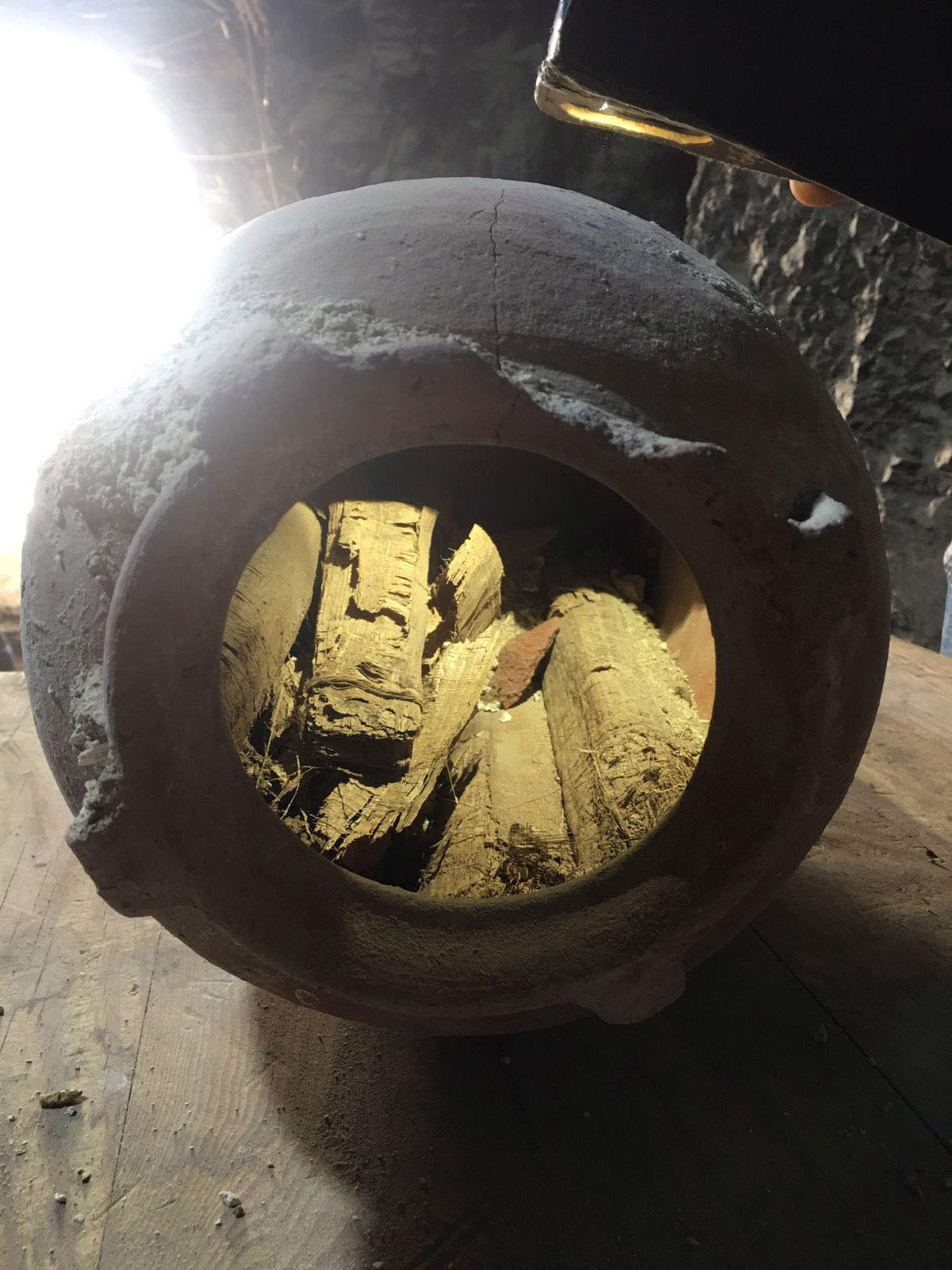 陶瓶内的纸莎草纸。照片：旅游和文物部