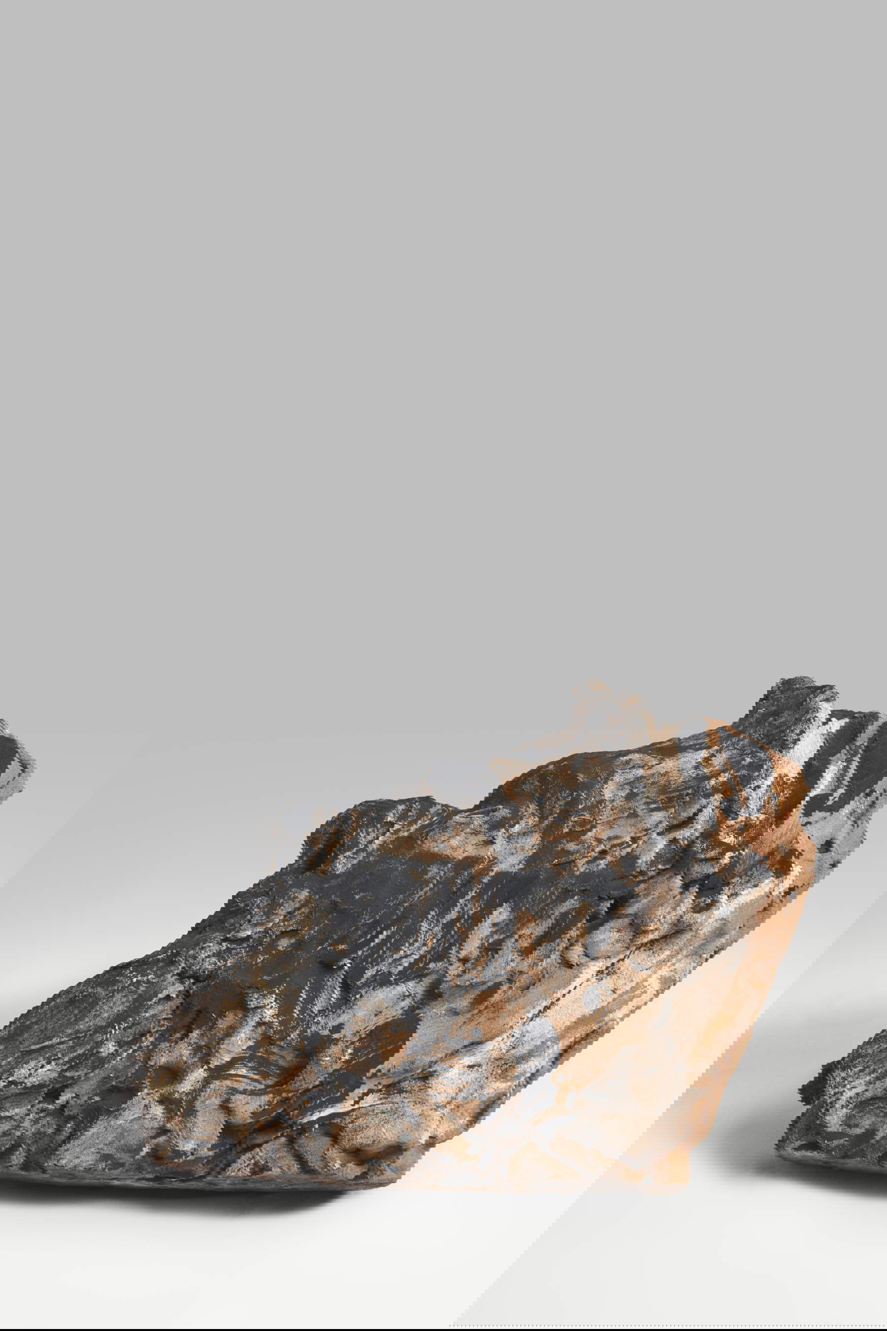 Emanuele Becheri, Selbstporträt (2025; Terrakotta, Oxyde, Pigmente, 17 (a) x 22 x 15 cm). Foto von Manuel Montesano. Mit Genehmigung des Künstlers und der Galerie CAR