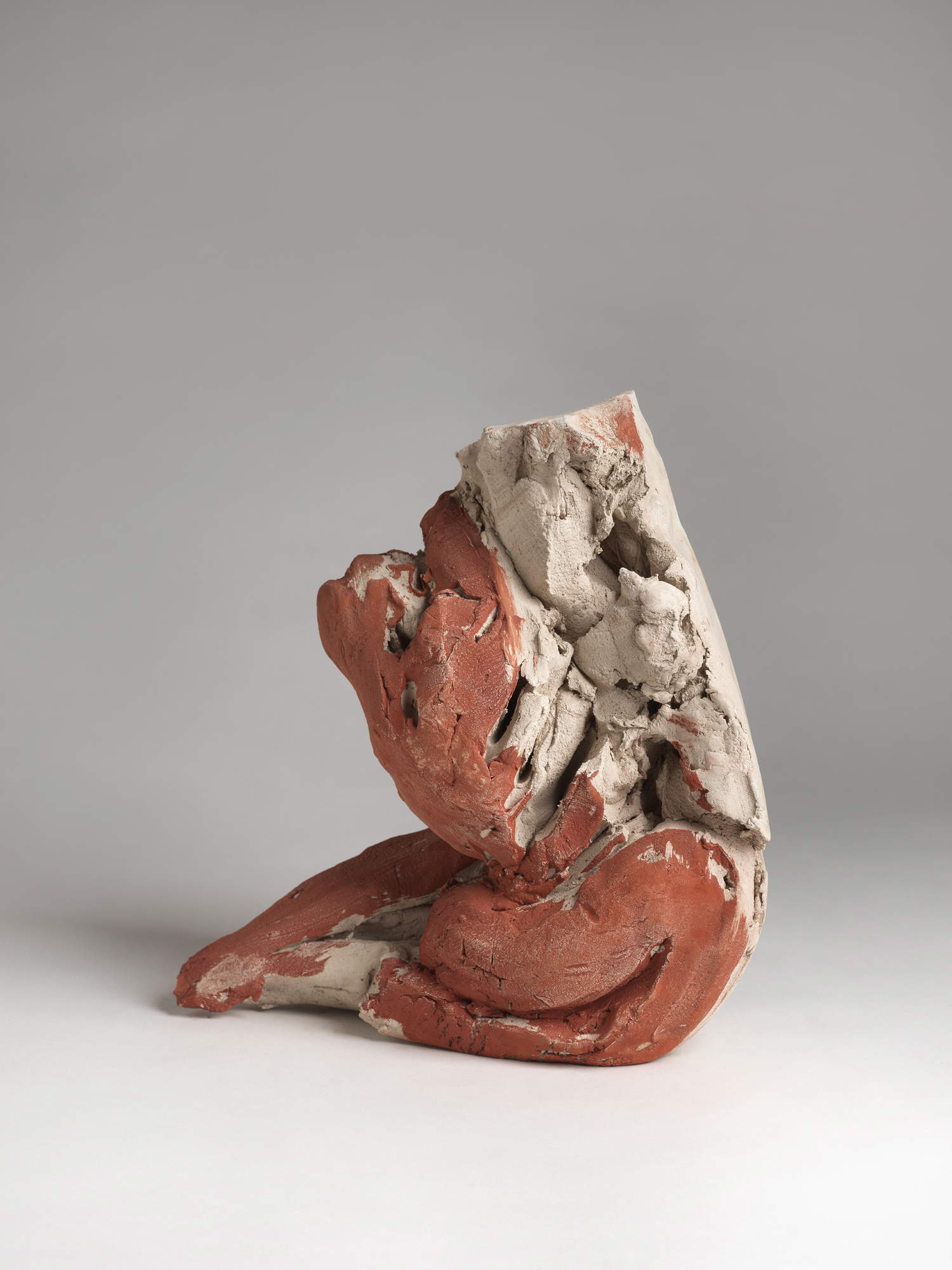 Emanuele Becheri, Figur (2024; Terrakotta, Oxyde, 33 (a) x 30 x 11 cm). Foto von Dario Lasagni. Mit Genehmigung des Künstlers und der Galerie CAR