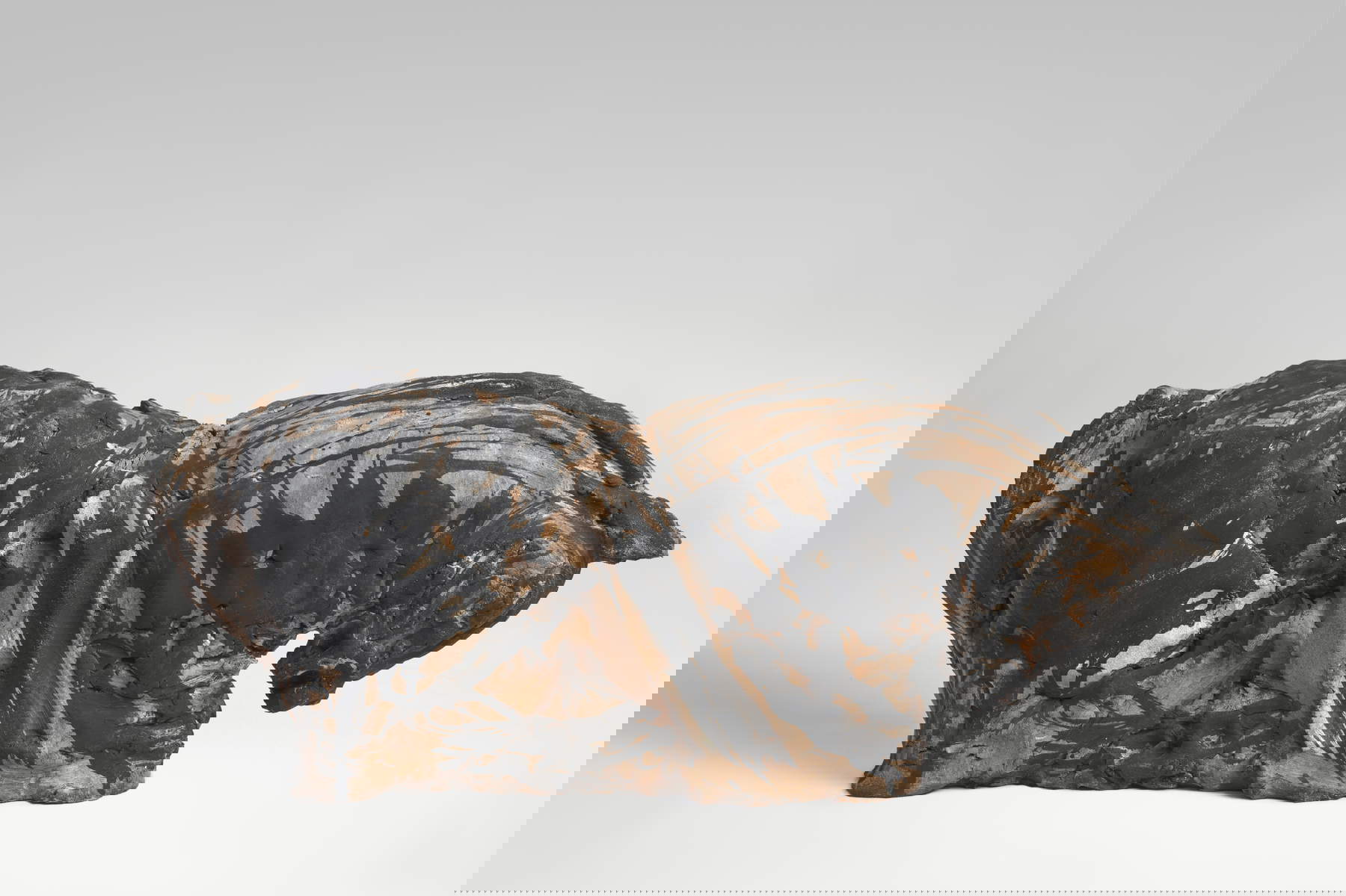 Emanuele Becheri, Solitude 02.06.2025 (Terrakotta, Pigmente, Oxyde, 22 x 52 x 9 cm (Vitrine 110 x 45 cm)). Foto von Manuel Montesano. Mit Genehmigung des Künstlers und der Galerie CAR