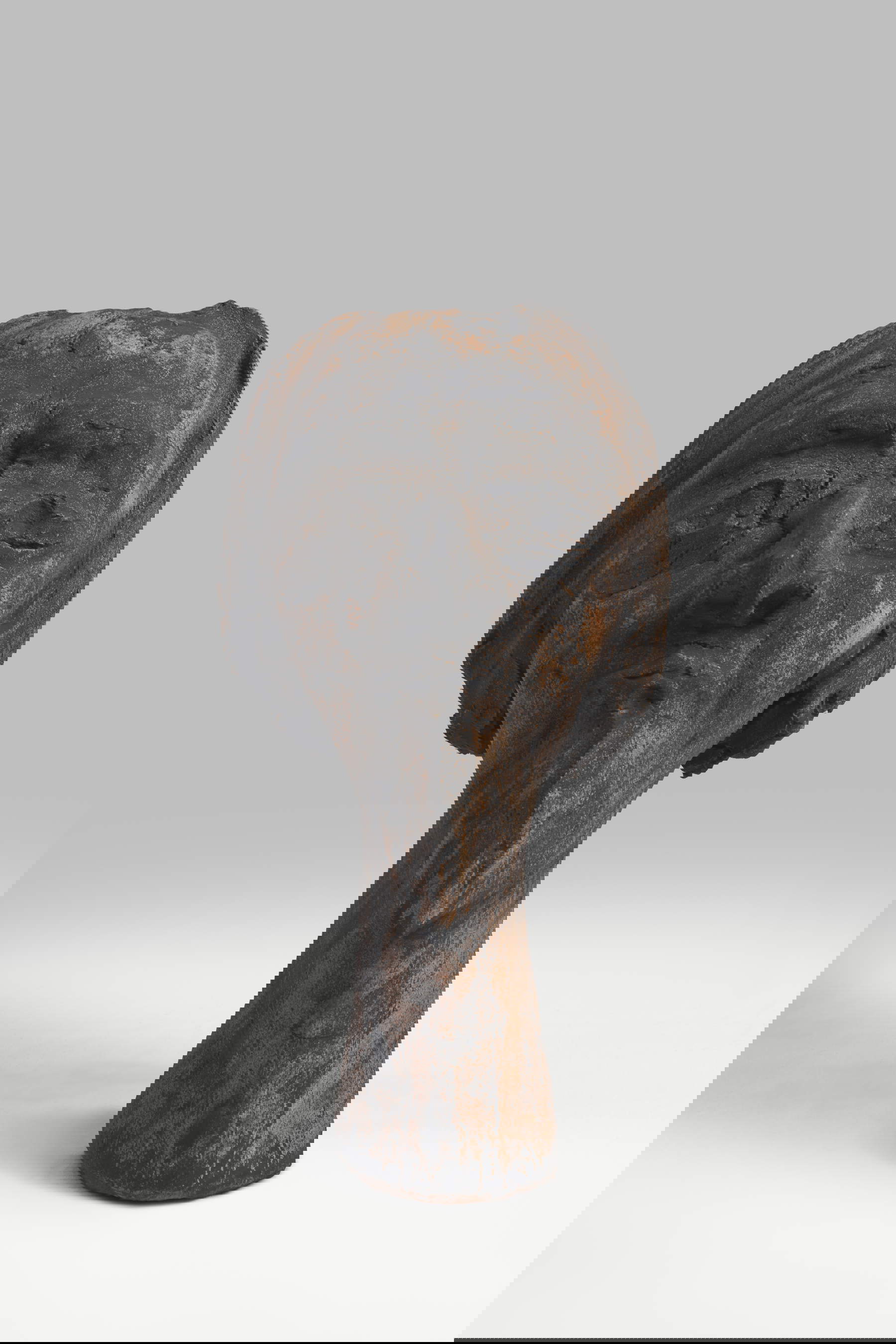 Emanuele Becheri, Stupefatto (2025; Terrakotta, Oxyde, 31 cm (H) x 13 x 12,5 (Theca 50 x 50 cm)). Foto von Manuel Montesano. Mit Genehmigung des Künstlers und der Galerie CAR