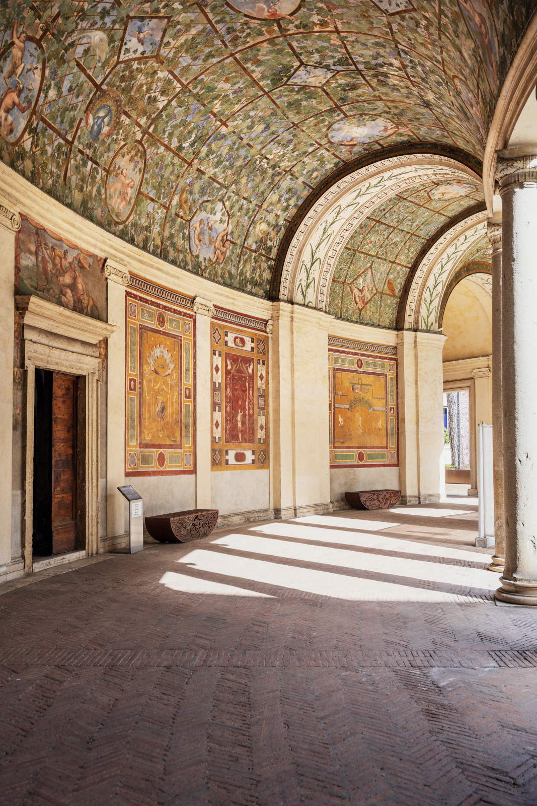 Der von Säulen gesäumte Halbkreis der Villa Giulia. Foto: Minerva Sbaffi