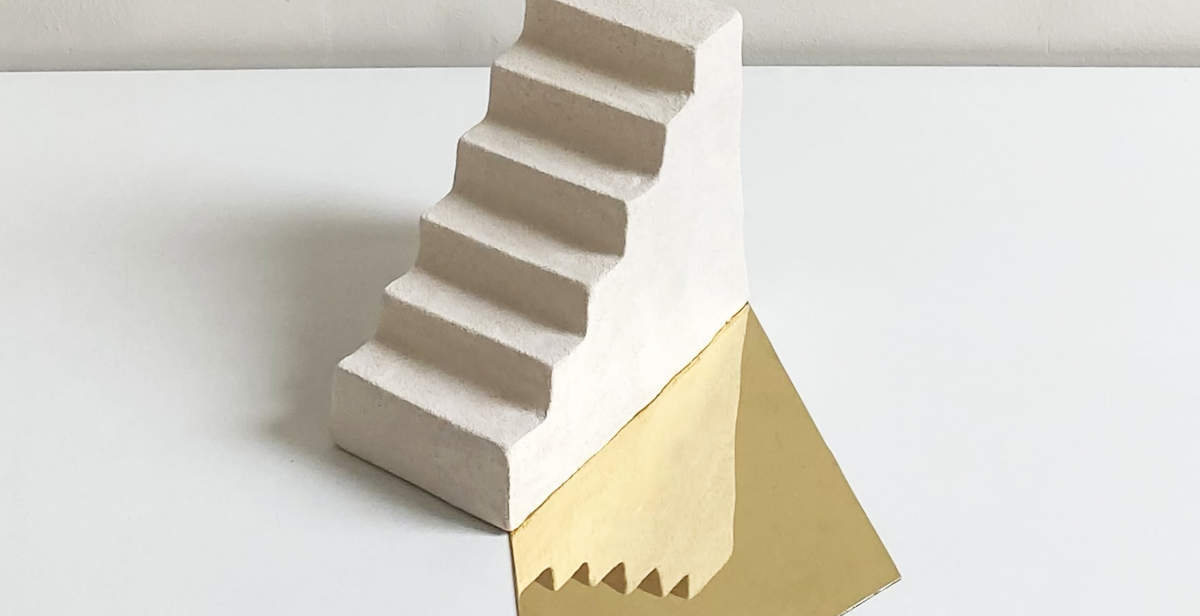 Turin : Enrica Salvadori expose les « Ombres d’or » : sculptures et collages entre lumière et obscurité