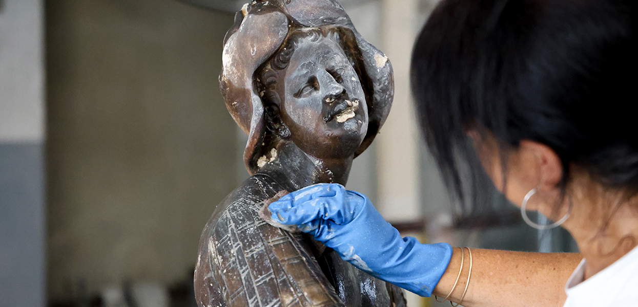 Hércules o el santo guerrero durante la restauración &copy;Veneranda Fabbrica del Duomo de Milán. Foto: Marco Ligabue