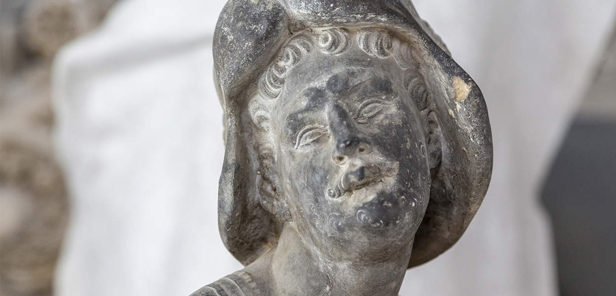 Hércules o el santo guerrero antes de la restauración, detalle del rostro &copy;Veneranda Fabbrica del Duomo de Milán. Foto: Marco Ligabue