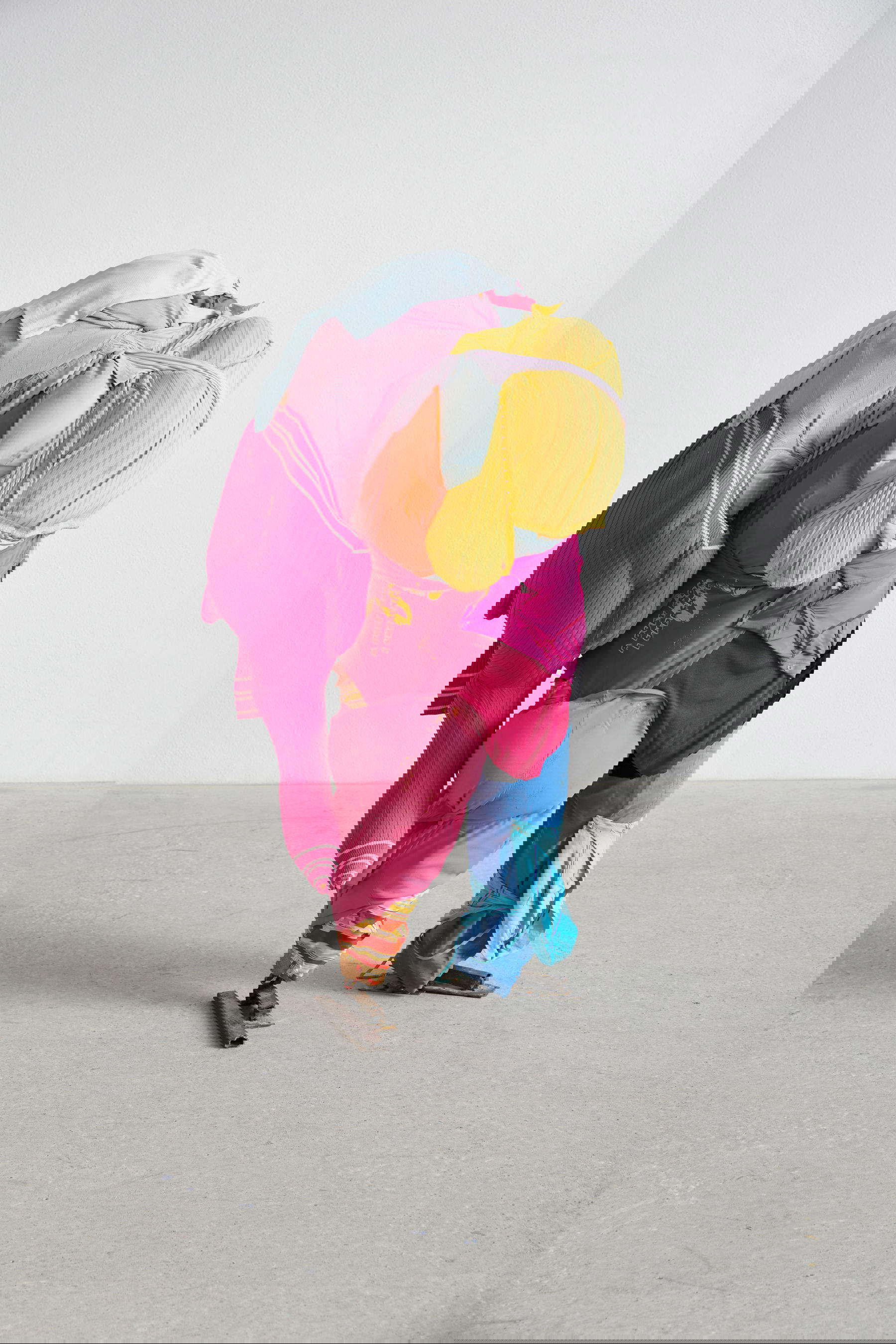 Erwin Wurm, Compulsión (2008; metal, ropa, espuma de poliuretano, 138 x 70 x 75 cm) &copy; Erwin Wurm, Bildrecht, Wien 2026. Foto: Markus Gradwohl