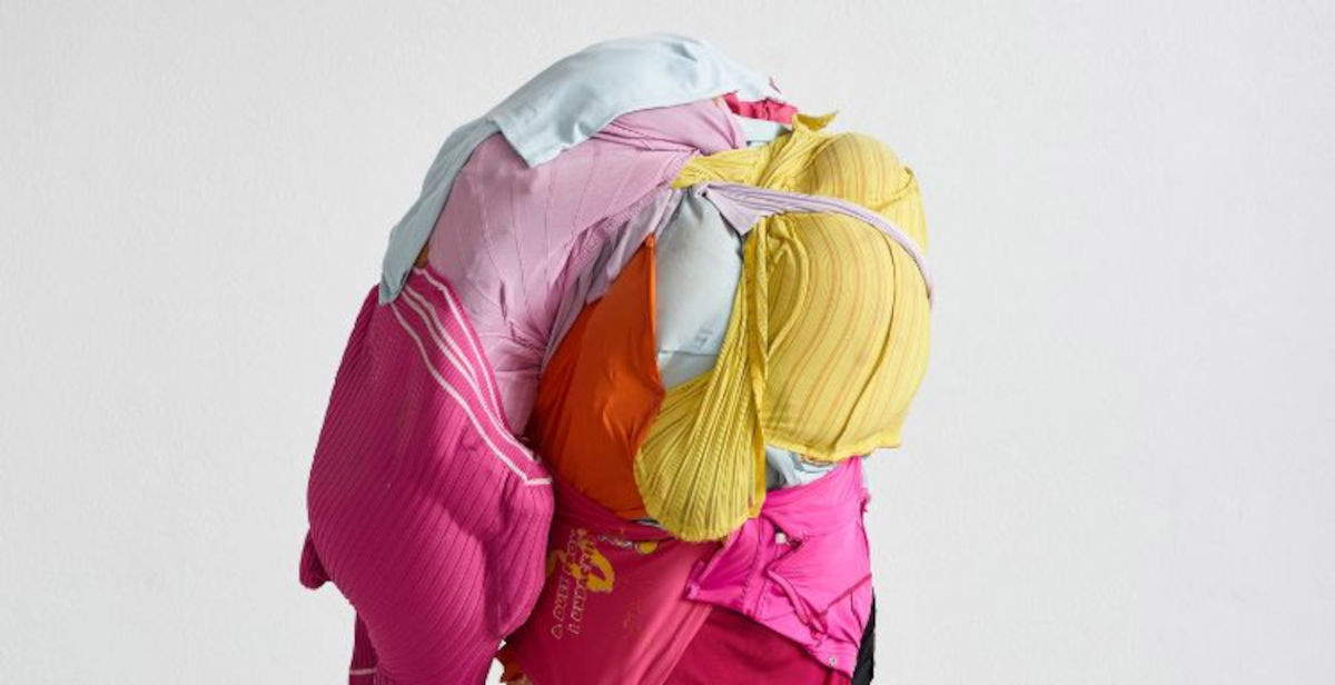 Erwin Wurm en el Museo Fortuny de Venecia: una exposición que transforma el cuerpo en escultura viva