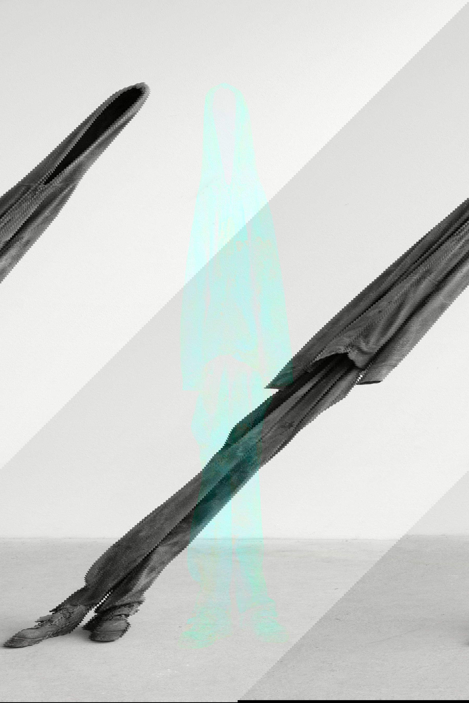 Erwin Wurm, Sombra - Serie Sustitutos (2024; bronce, pátina, 220 x 47 x 50 cm) &copy; Erwin Wurm, Bildrecht, Wien 2026. Foto: Markus Gradwohl