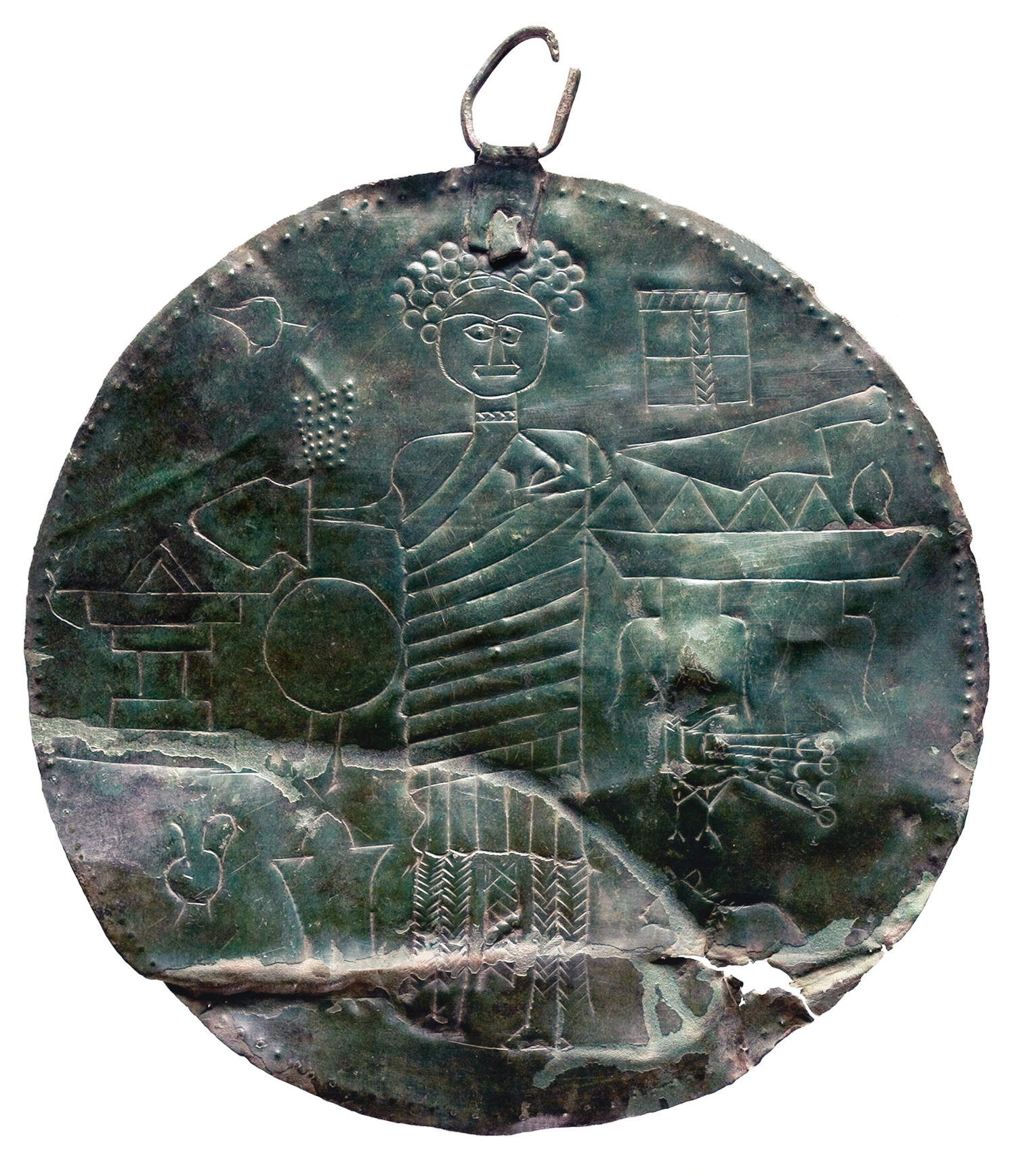 Disco con figura di celebrante (fine del II secolo a.C. - I secolo d.C.; bronzo, &Oslash; 15,1 cm; proveniente da Monte Calvario, Auronzo di Cadore; Museo Civico Palazzo Corte Metto, Auronzo di Cadore)