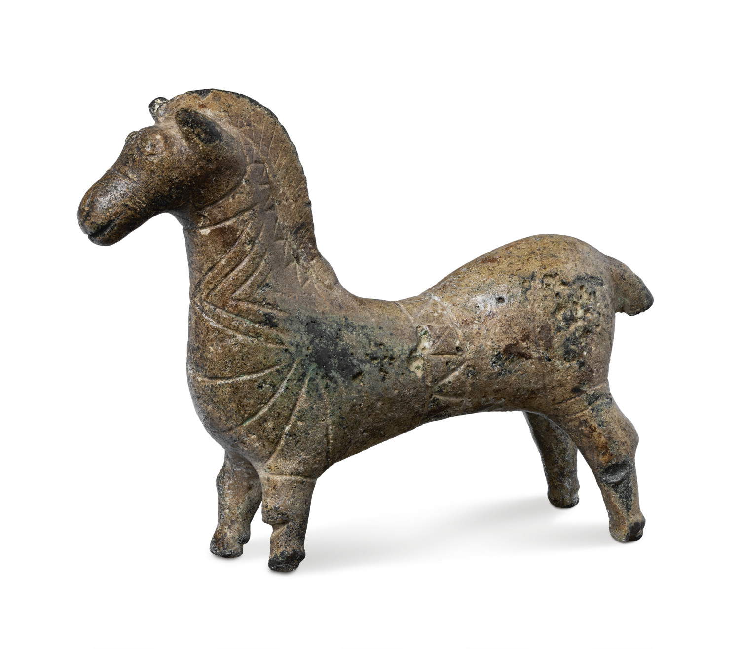 Statua di bronzo raffigurante un cavallo con decorazioni (V secolo a.C.; bronzo, fusione piena, altezza 7,7 cm, lunghezza 9,7 cm; proveniente dal santuario di San Pietro Montagnon; Padova, Musei Civici di Padova, Museo Archeologico)