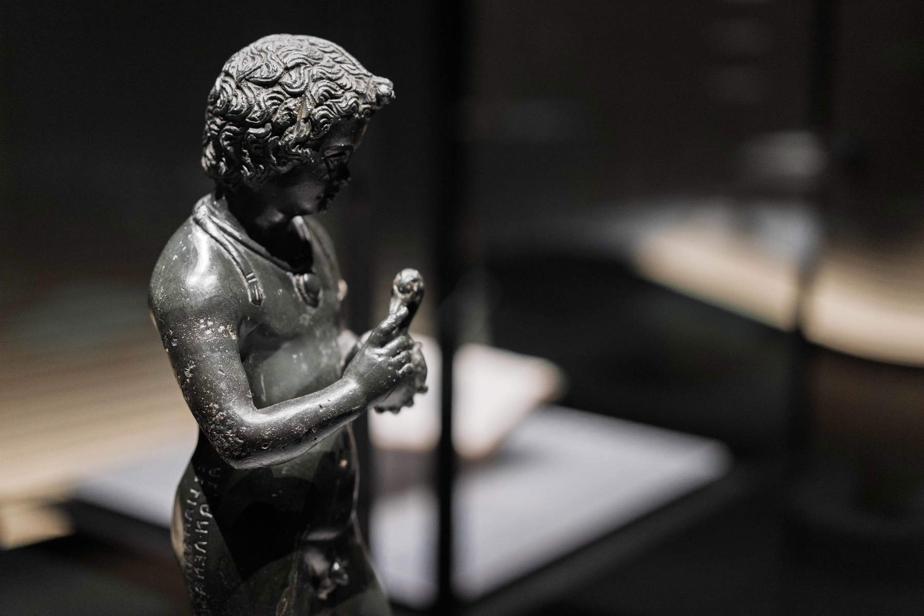 Blick auf die Ausstellung Die Etrusker und Holland. A/R der Corazzi-Bronzen. Foto: Daniele Portanome