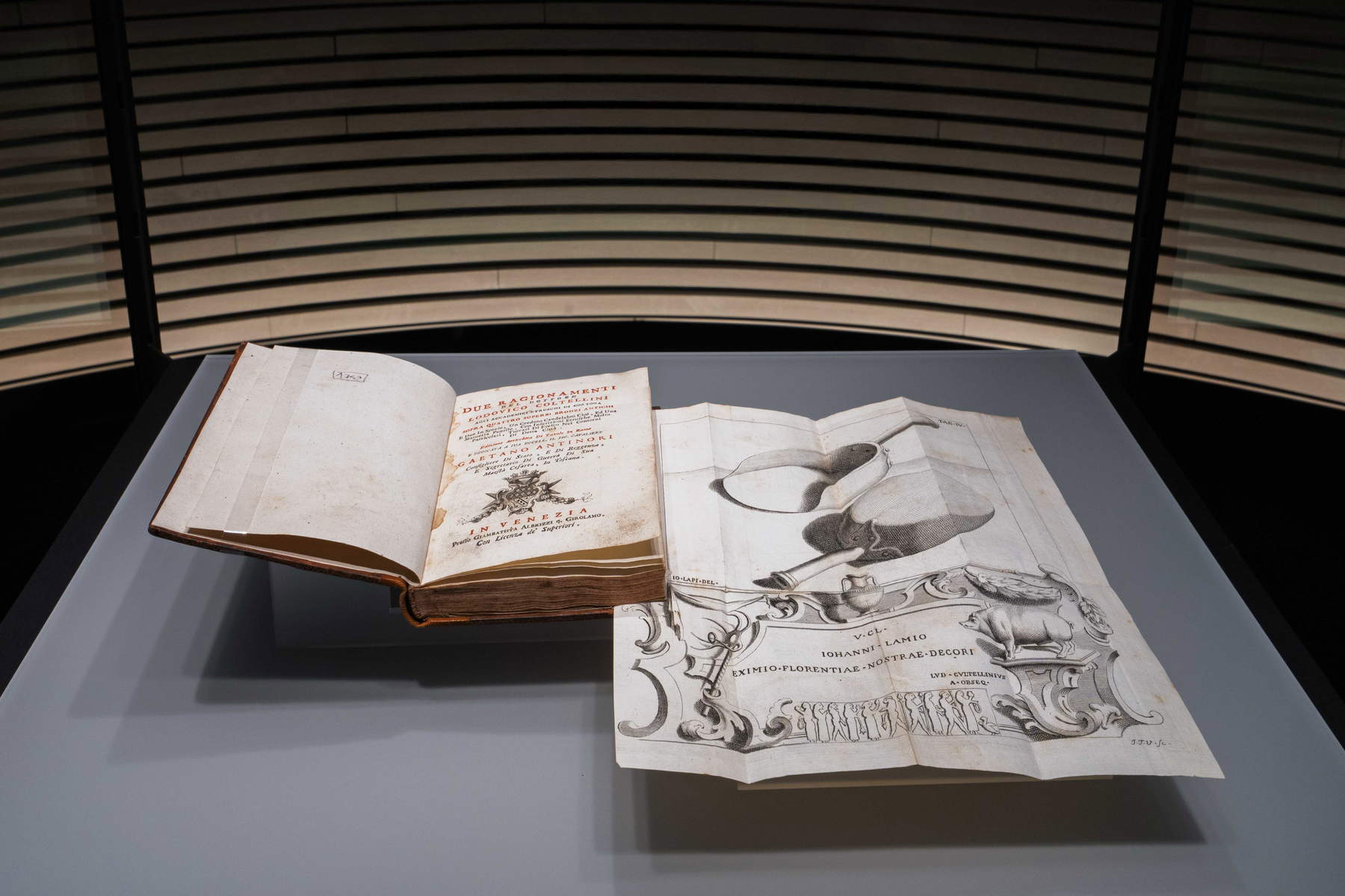 Blick auf die Ausstellung Die Etrusker und Holland. A/R der Corazzi-Bronzen. Foto: Daniele Portanome