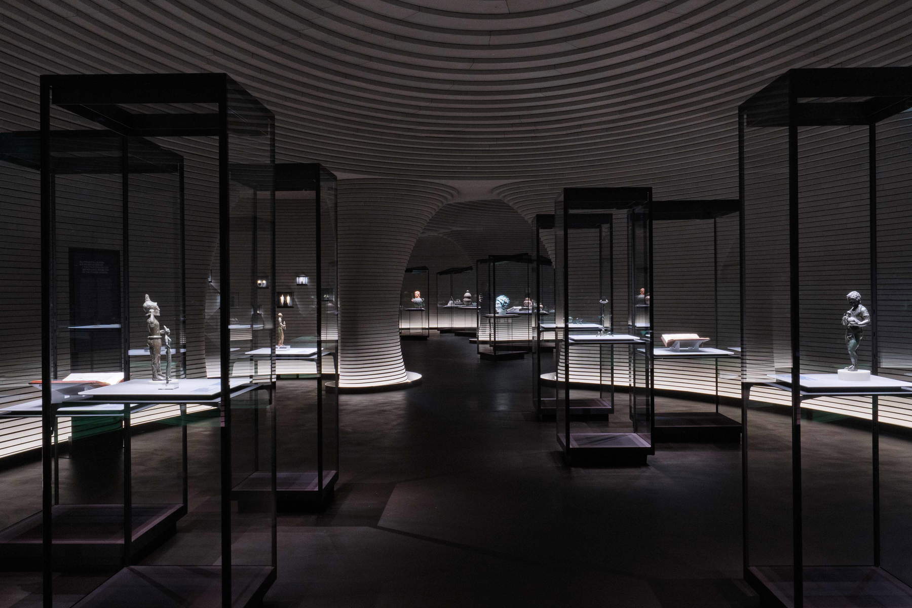 Blick auf die Ausstellung Die Etrusker und Holland. A/R der Corazzi-Bronzen. Foto: Daniele Portanome