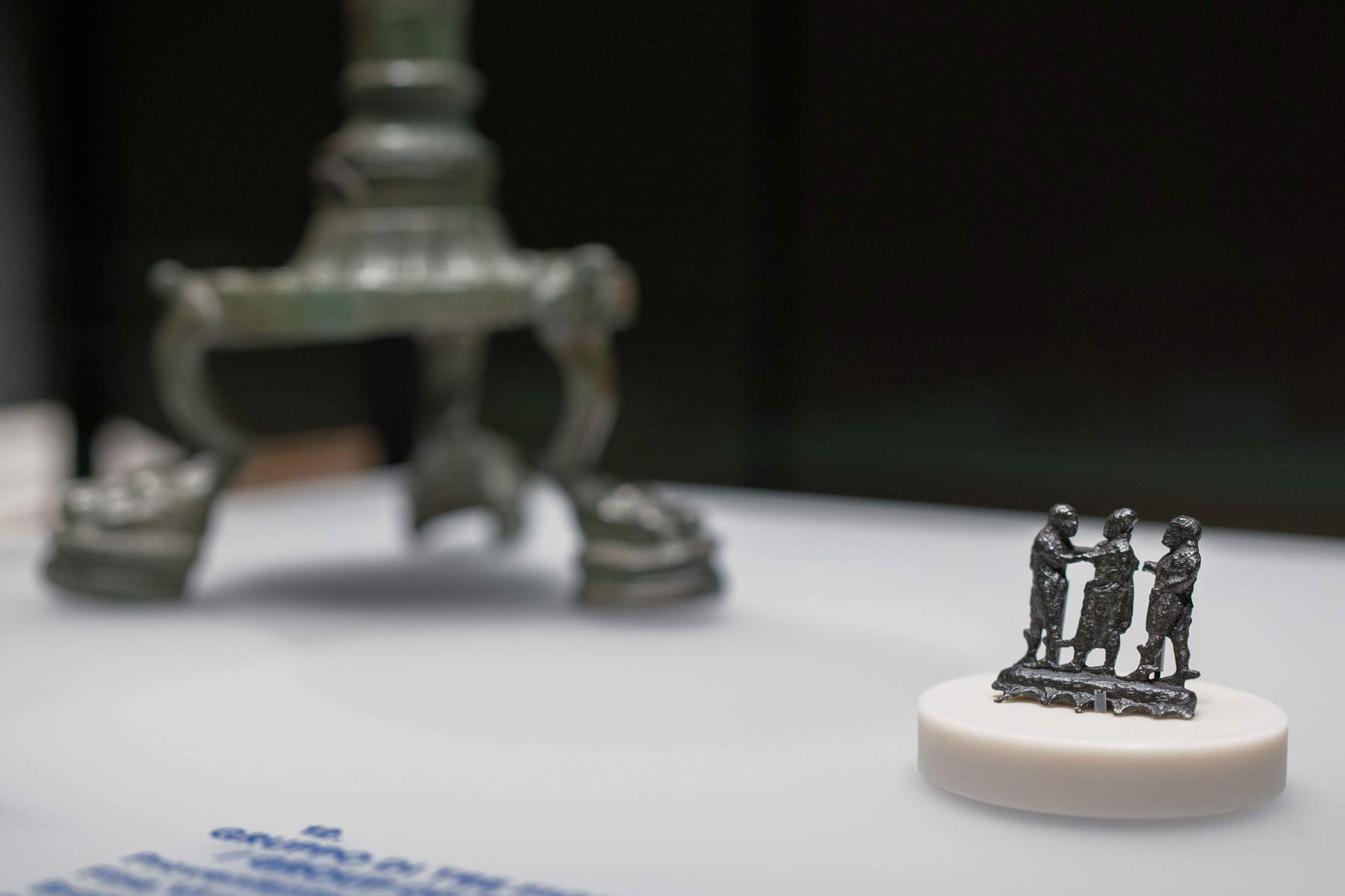 Blick auf die Ausstellung Die Etrusker und Holland. A/R der Corazzi-Bronzen. Foto: Daniele Portanome