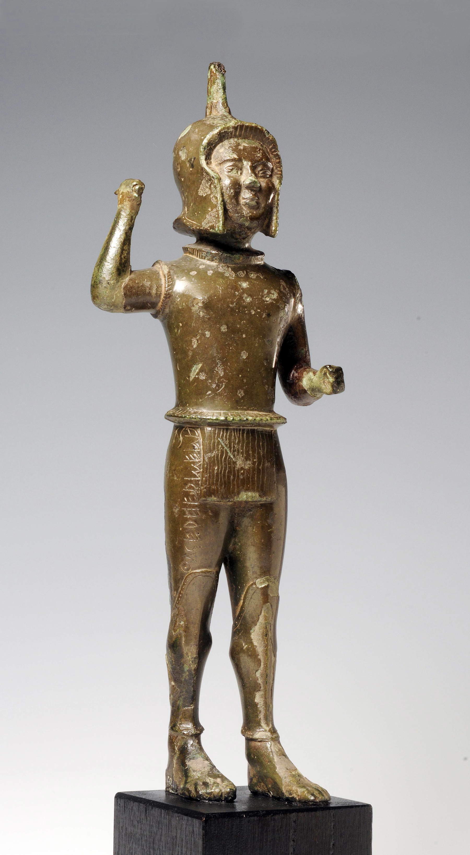 Statuette des Gottes Laran (sog. 'Mars von Ravenna') mit Votivinschrift in etruskischer Sprache -THUCER HERMENAS TURUCE: THUCER HERMENAS (MI) DEDIC&Ograve; (540-520 v. Chr.; Bronze) &copy;Rijksmuseum van Oudheden