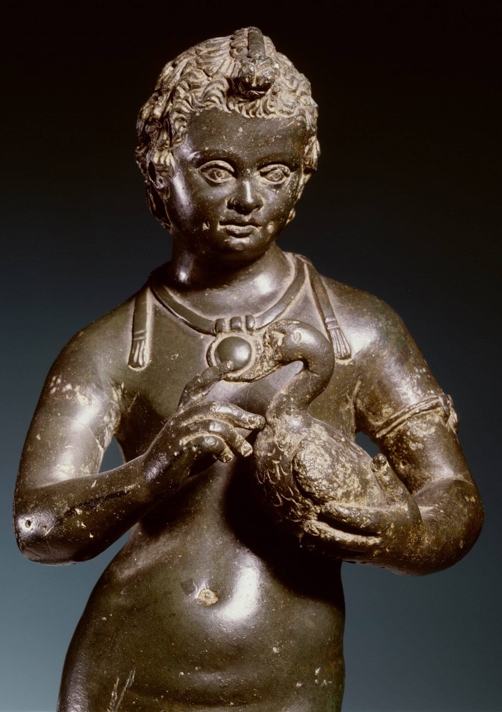 Statuette eines Kindes mit einer Gans und Votivinschrift in etruskischer Sprache -VELIAŚ - FANACNAL - &Theta;UFL&Theta;AŚ / ALPAN - MENA&Chi;E - CLEN - CE&Chi;A - TU&Theta;INEŚ - TLENA&Chi;EIŚ: VELIA PHANACNEI widmete (diesen Gegenstand) THUFLTHA für das Wohlergehen ihres Kindes (Mitte 2. Jh. v. Chr.; Bronze) Jh. v. Chr.; Bronze) &copy;Rijksmuseum van Oudheden