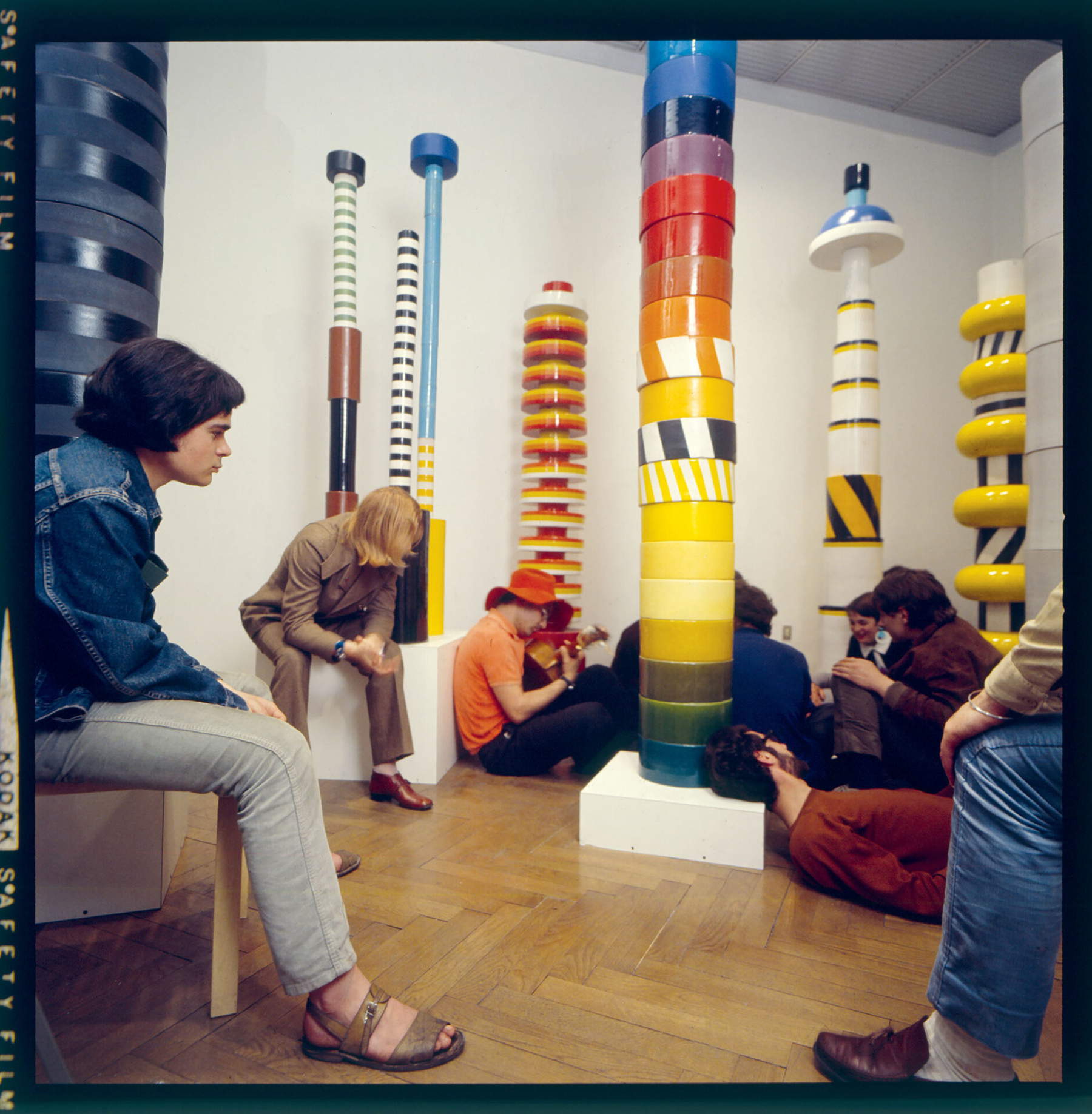 Ettore Sottsass, Preparación de la exposición Menhir, Ziggurat, Stupas, Hydrants &amp; Gas Pumps, Galleria Sperone, Milán (19 de abril-27 de mayo de 1967). Centro Studi e Archivio della Comunicazione (CSAC) - Universidad de Parma &copy; Heredero Ettore Sottsass, por SIAE 2026