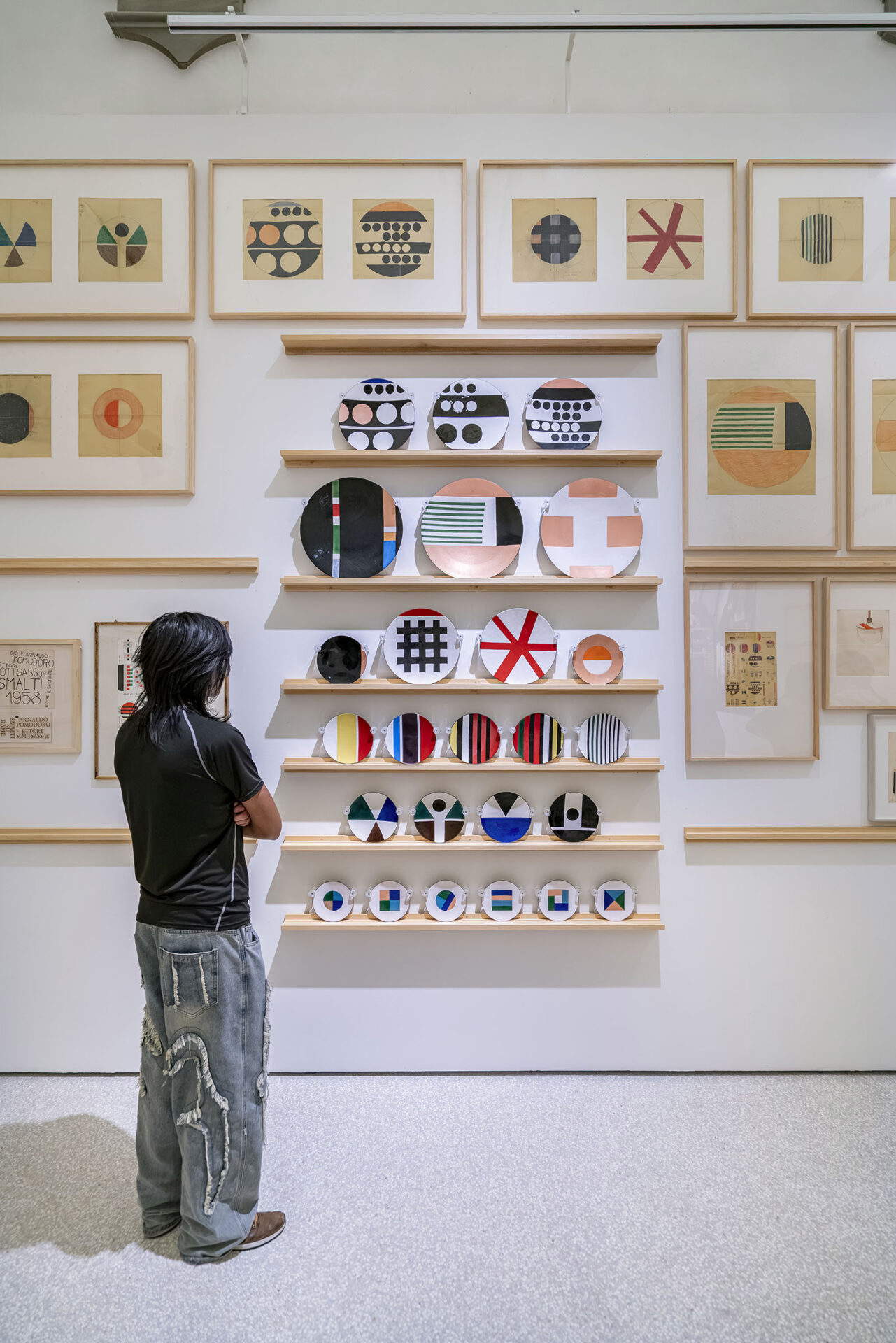 Vista de la exposición Io sono un architetto. Ettore Sottsass, 2026, Palacio Buontalenti, Pistoia. En concesión de la Fondazione Pistoia Musei. &copy; Foto: Ela Bialkowska, OKNOstudio