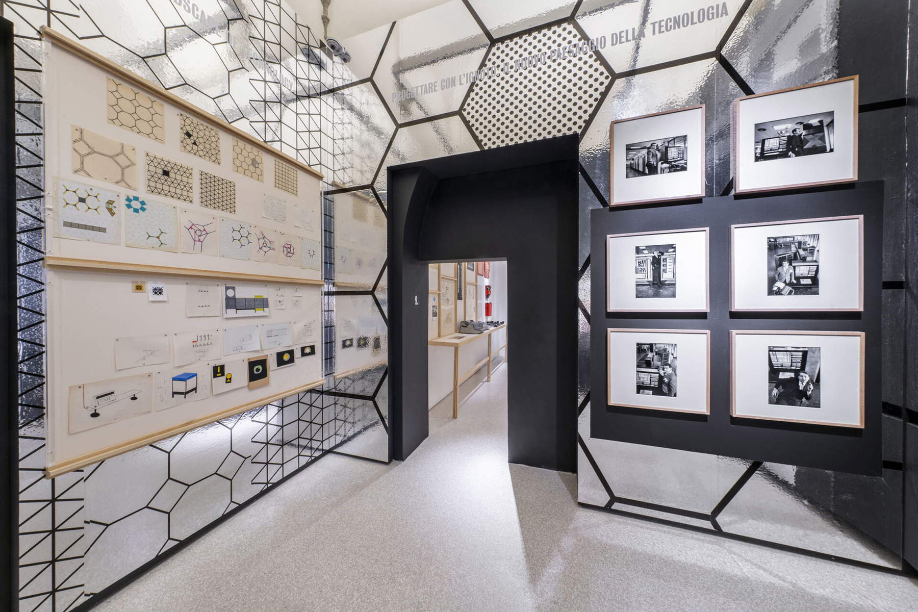 Vista de la exposición Io sono un architetto. Ettore Sottsass, 2026, Palacio Buontalenti, Pistoia. En concesión de la Fondazione Pistoia Musei. &copy; Foto: Ela Bialkowska, OKNOstudio