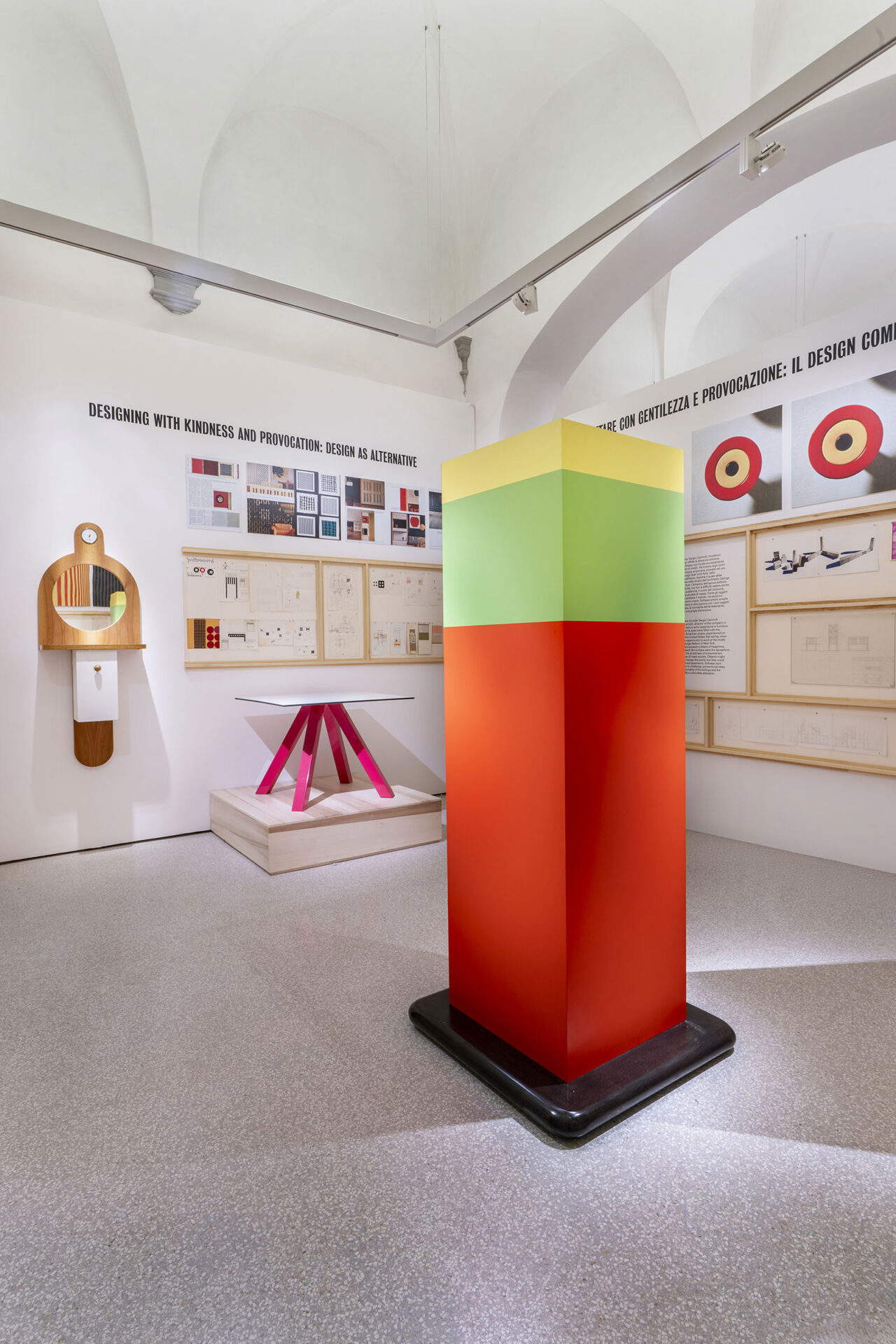 Vista de la exposición Io sono un architetto. Ettore Sottsass, 2026, Palacio Buontalenti, Pistoia. En concesión de la Fondazione Pistoia Musei. &copy; Foto: Ela Bialkowska, OKNOstudio