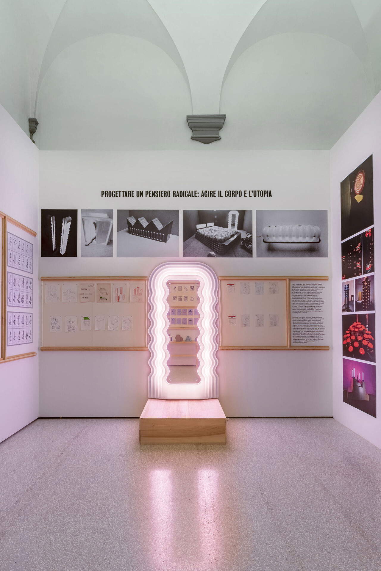 Vista de la exposición Io sono un architetto. Ettore Sottsass, 2026, Palacio Buontalenti, Pistoia. En concesión de la Fondazione Pistoia Musei. &copy; Foto: Ela Bialkowska, OKNOstudio