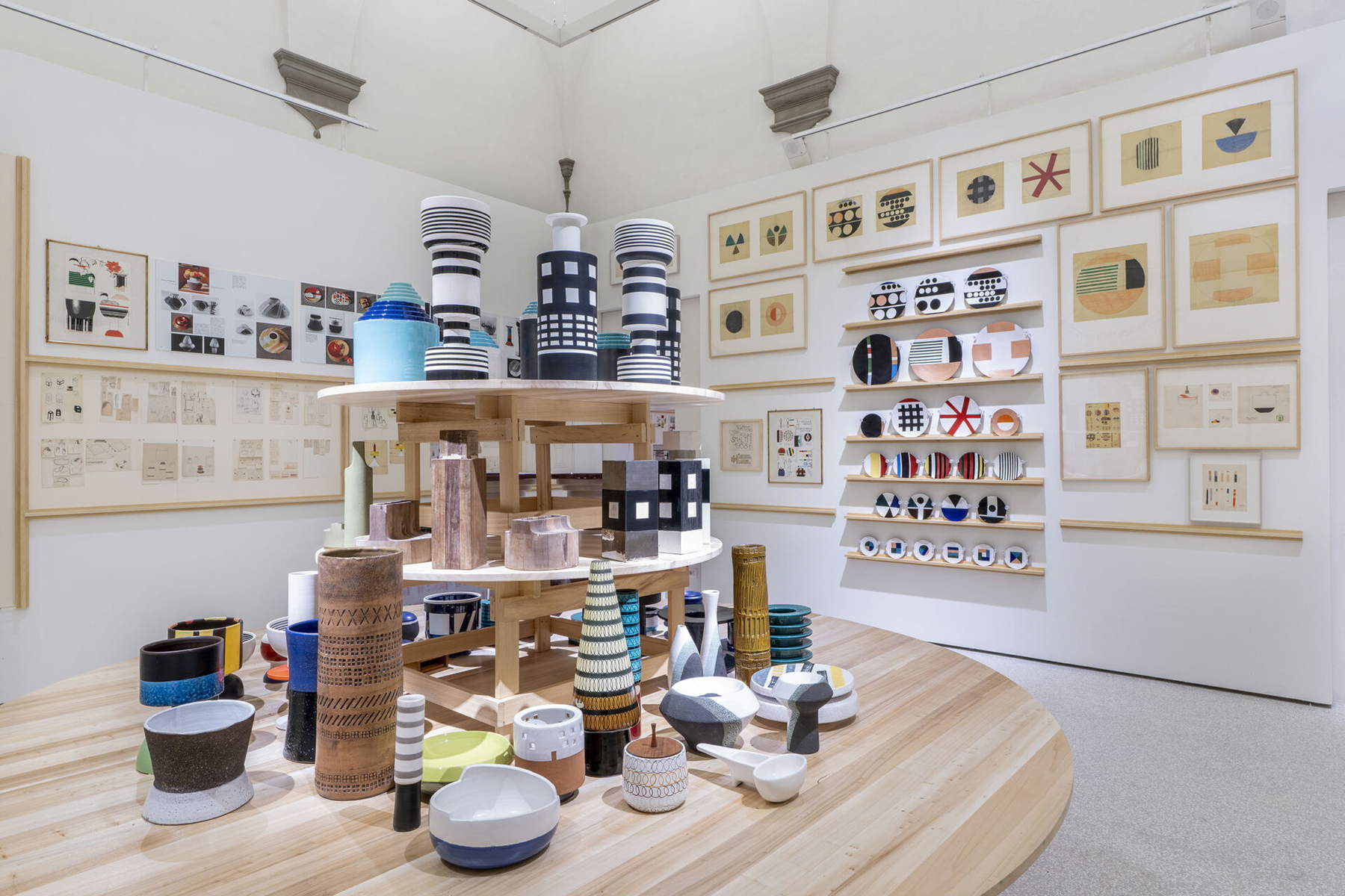 Vista de la exposición Io sono un architetto. Ettore Sottsass, 2026, Palacio Buontalenti, Pistoia. En concesión de la Fondazione Pistoia Musei. &copy; Foto: Ela Bialkowska, OKNOstudio