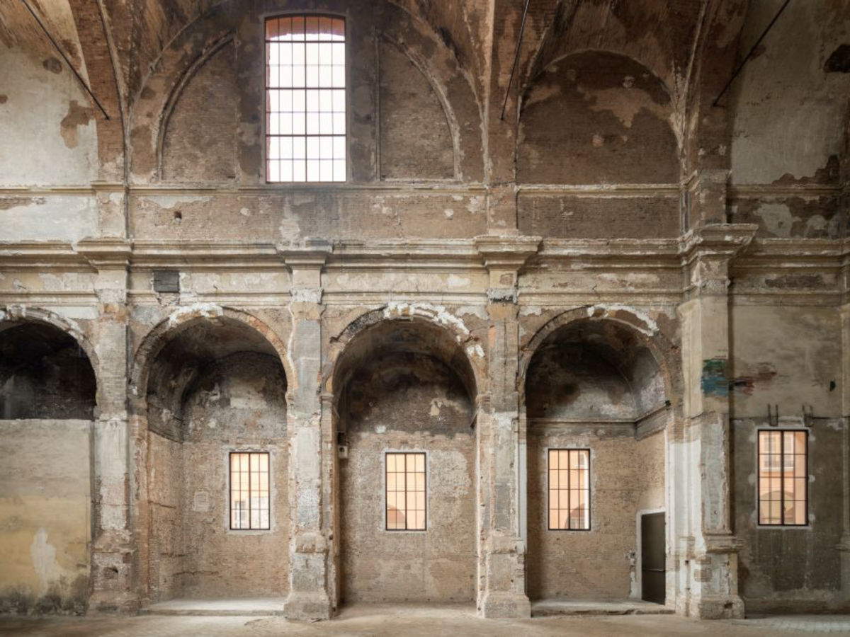 Ex Chiesa San Barbaziano, interno, finestre via Barberia. Foto: AlessandroSaletta-DSL Studio