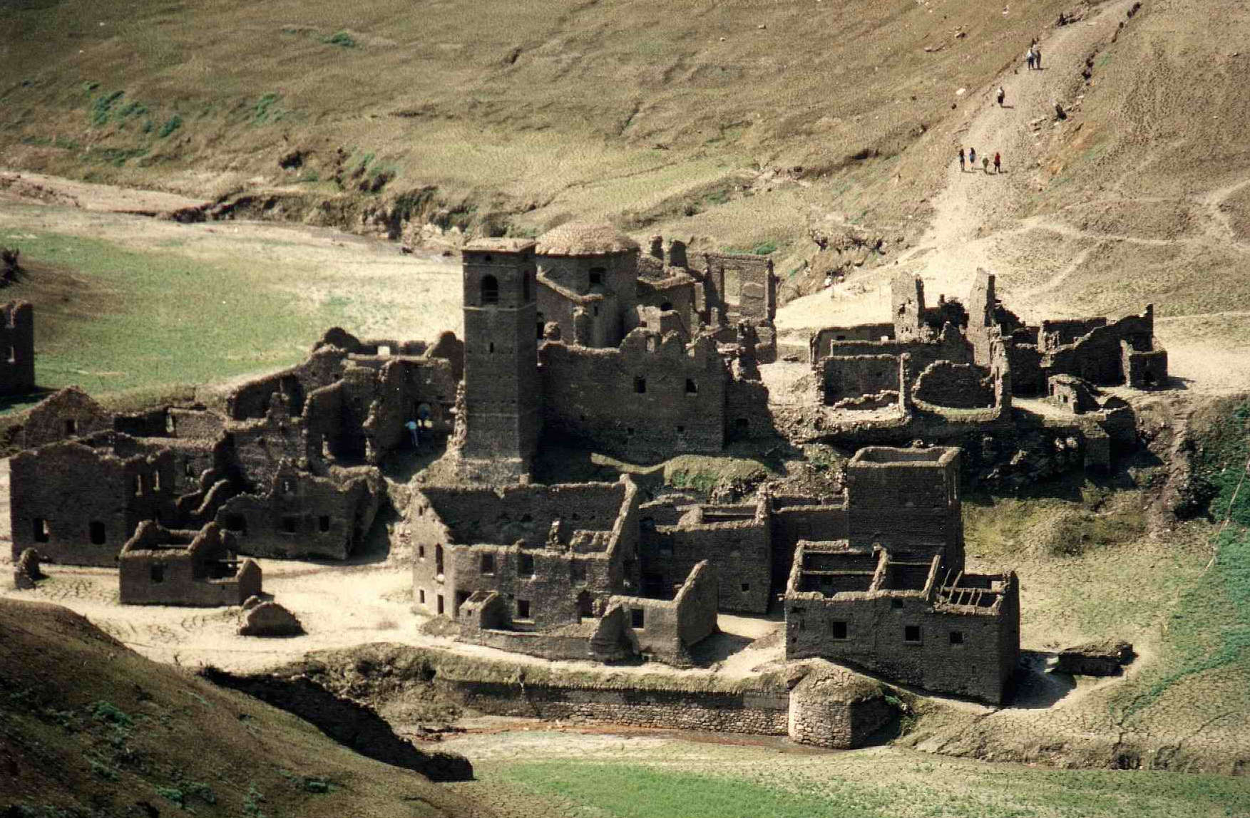 Das überflutete Dorf Fabbriche di Careggine während der Entleerung im Jahr 1994