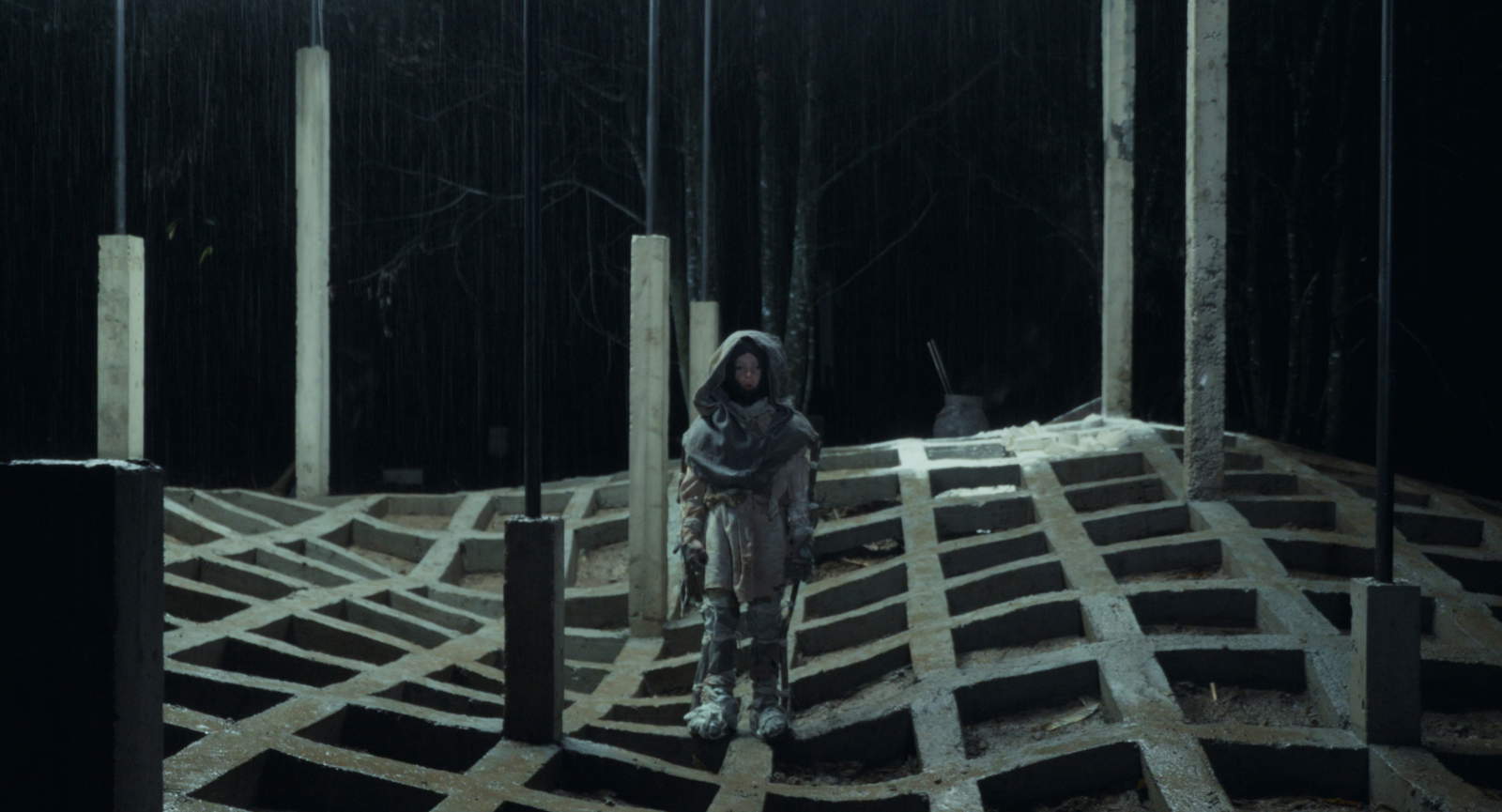 Fabien Giraud. The Feral - Epoche 1 (2025 - 2026) von The Feral, 2025 - 3025, einem von Fabien Giraud initiierten und gemeinsam mit Anne Stenne gegründeten Projekt. Einkanal-Video, maschinelles Lernen und generative künstliche Intelligenz, Farbe, Ton, keine feste Dauer. Mit freundlicher Genehmigung des Künstlers