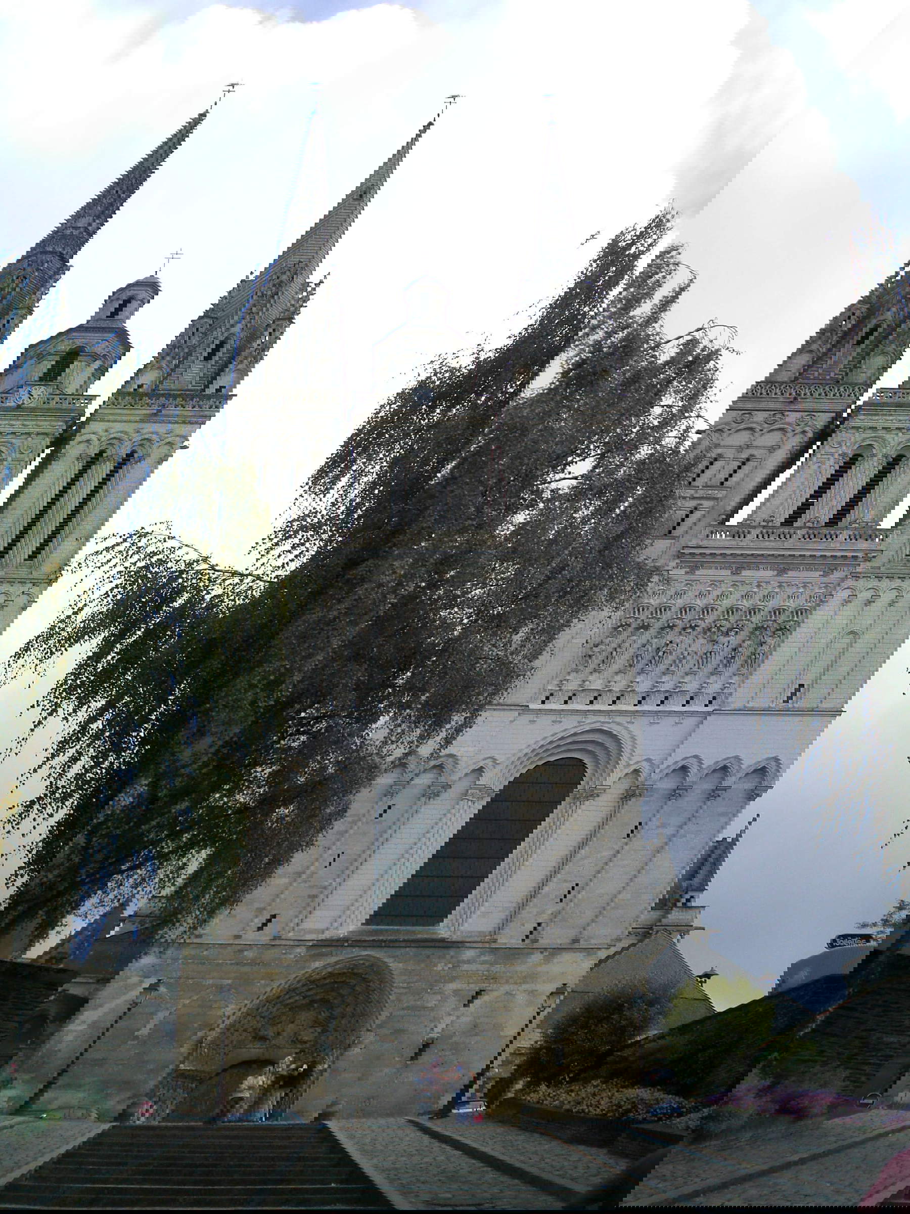 Die Fassade der Kathedrale von Angers vor dem Eingriff. Foto: Romain Berth