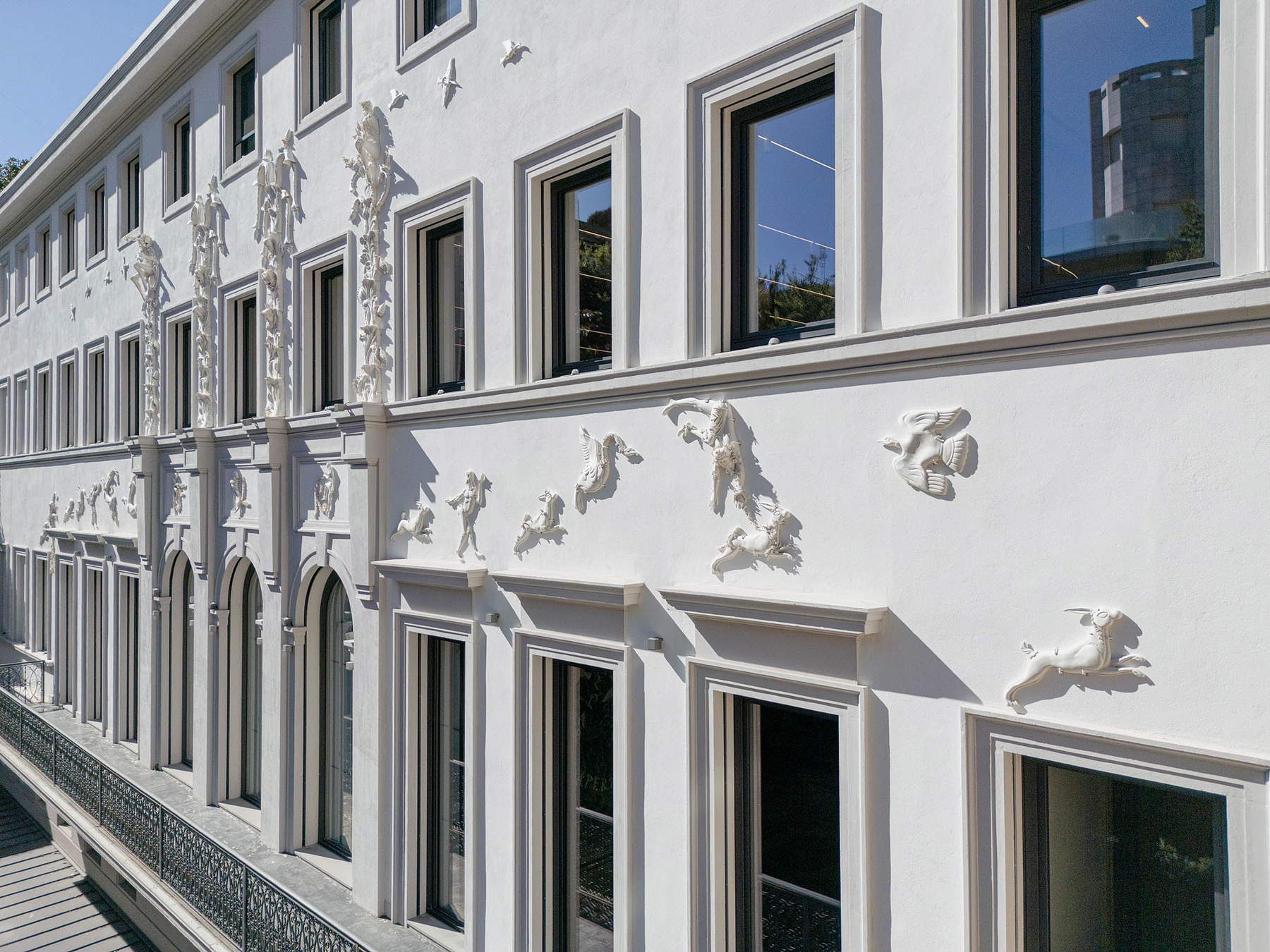 La fachada interior de la Fondazione Luigi Rovati con las obras de porcelana bizcochada de Diego Cibelli. Foto: Giovanni De Sandre