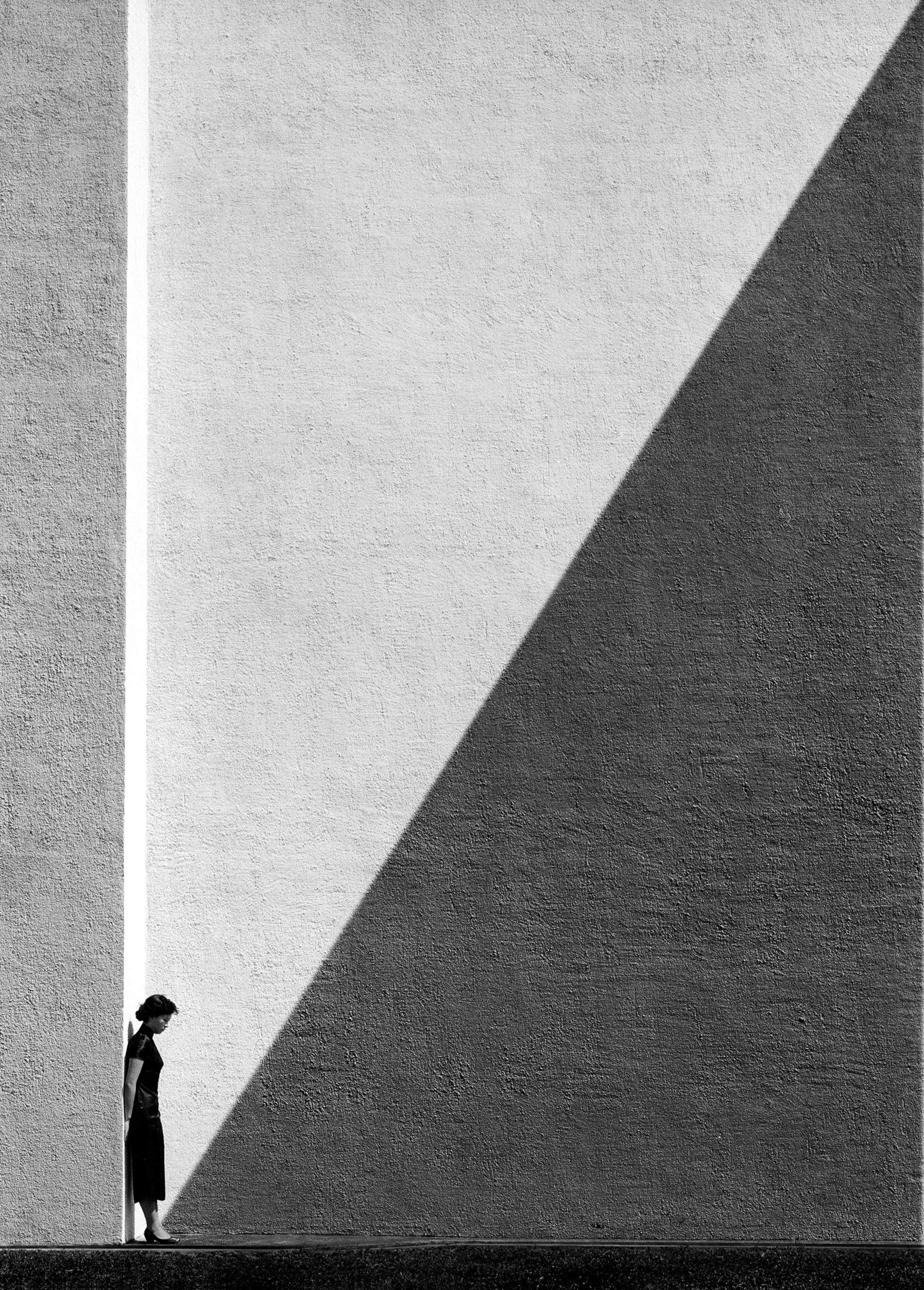 Fan Ho, „Approaching Shadow“ (1954) &copy; Fan Ho Estate, Blue Lotus Gallery