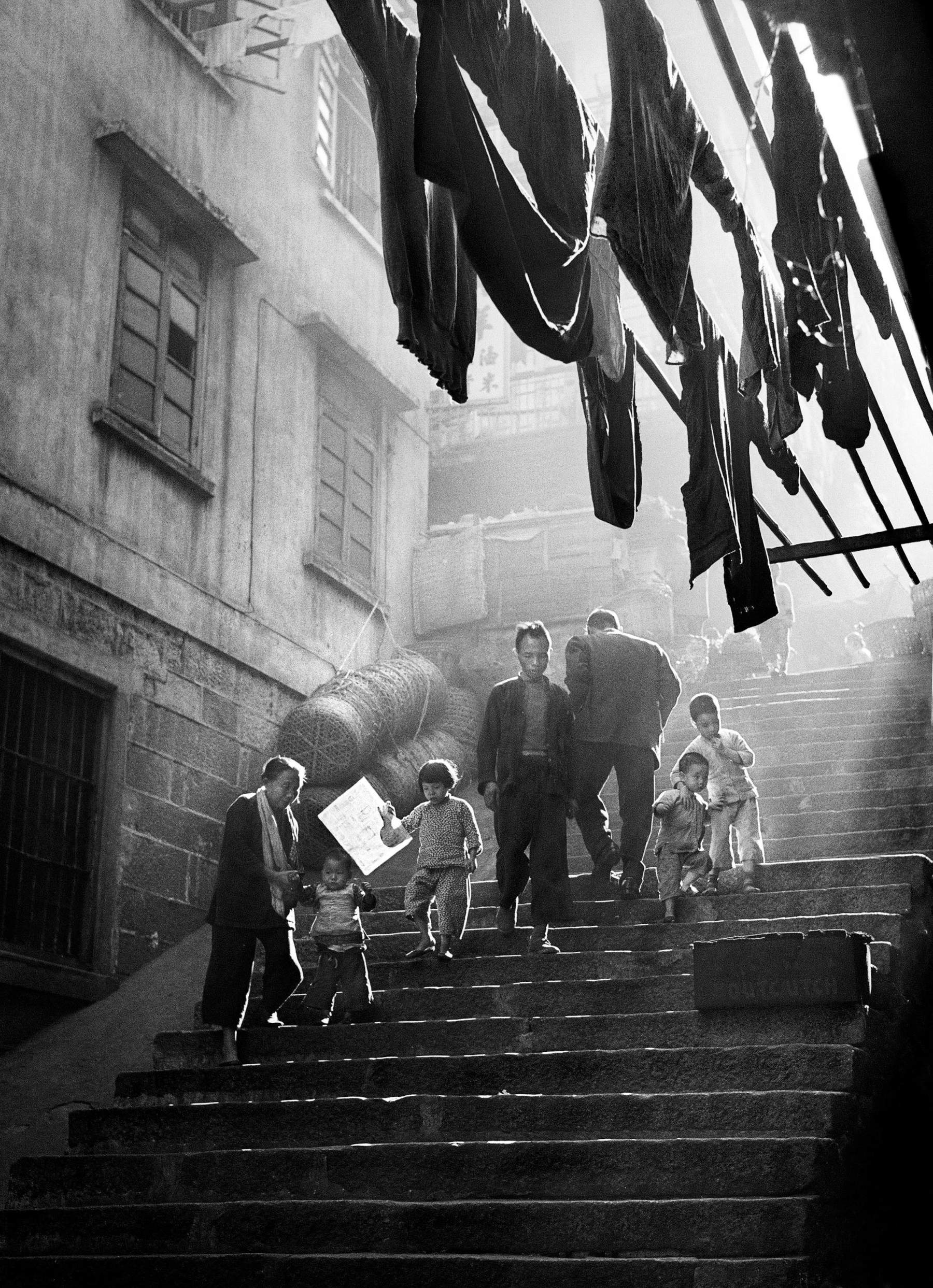 Fan Ho, „Street Scene“ (1957) &copy; Fan Ho Estate, Blue Lotus Gallery