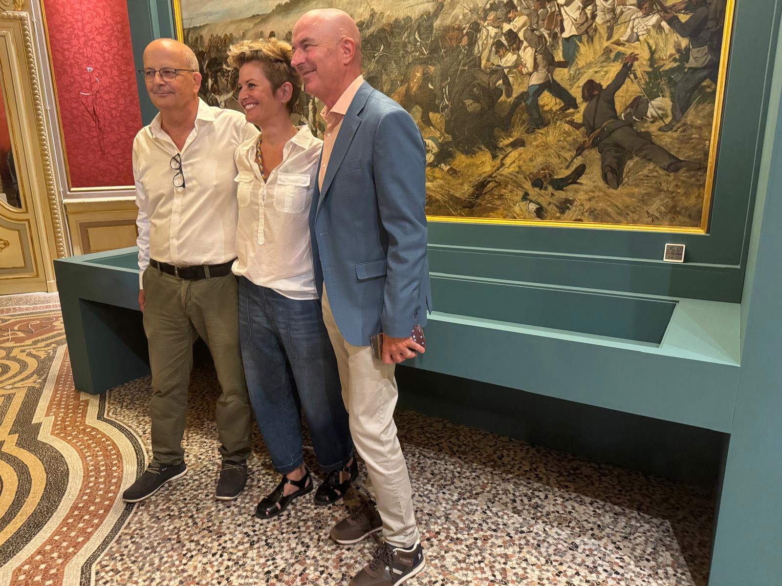 Vincenzo Farinella, a la izquierda, con la concejala de cultura Angela Rafanelli y el alcalde Luca Salvetti