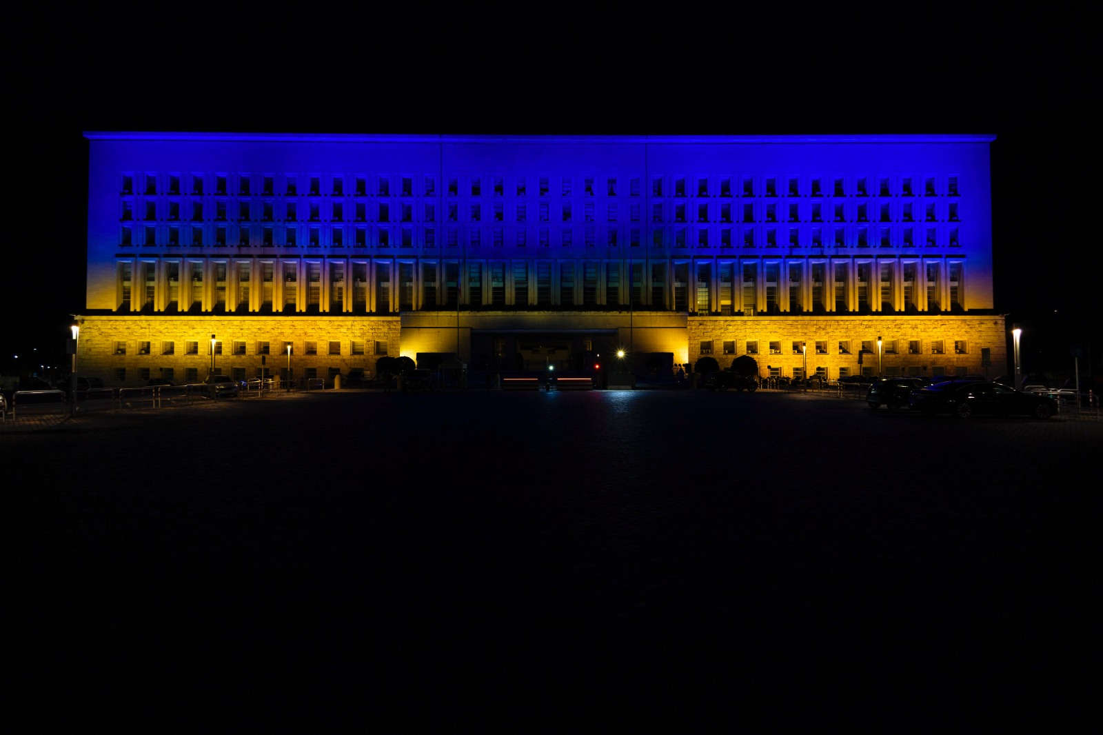 El Ministerio de Asuntos Exteriores iluminado con los colores de Ucrania. Foto: Ministerio de Asuntos Exteriores