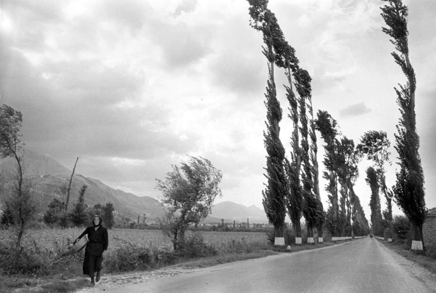 Federico Garolla, „Warten auf den Regen“, aus der Reportage „Verso Sud“, Motta Montecorvino, Foggia, 1958 &copy;️ Archiv Federico Garolla