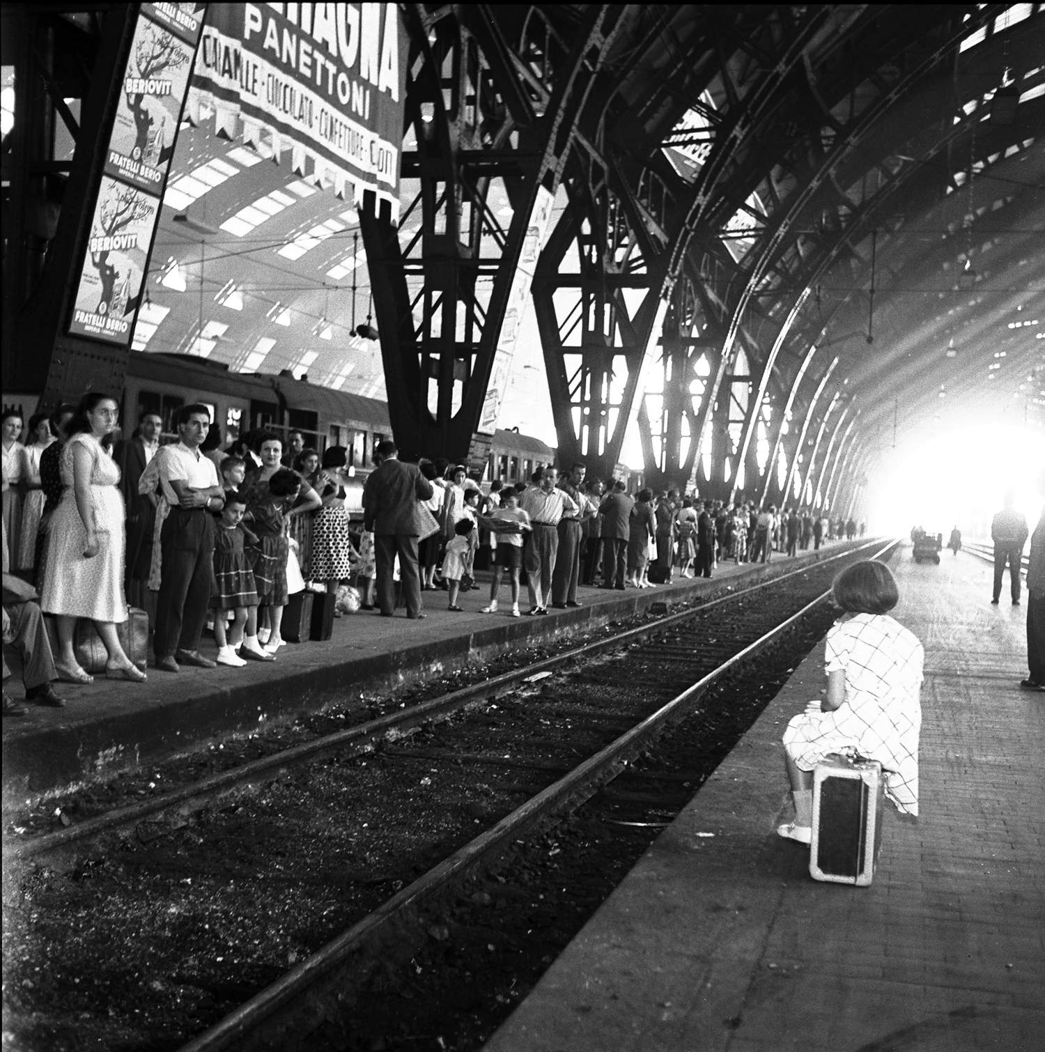 Federico Garolla, aus der Reportage „Ferragosto am Bahnhof“, Mailand, 1952 &copy;️ Archiv Federico Garolla