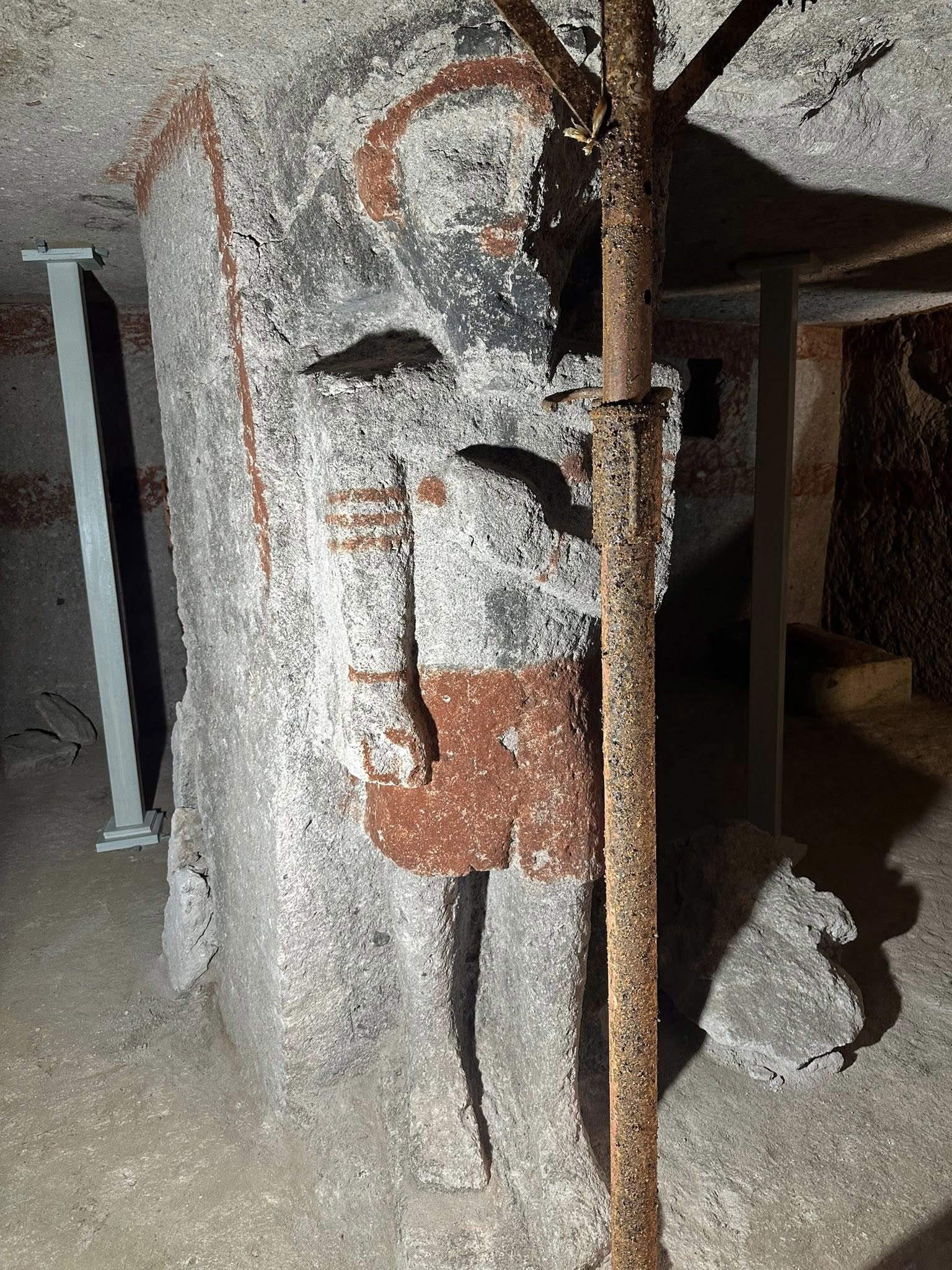 Anthropomorphic high relief on the central pillar of tomb 7 PGM. Photo: Facebook / Ignatius Locci