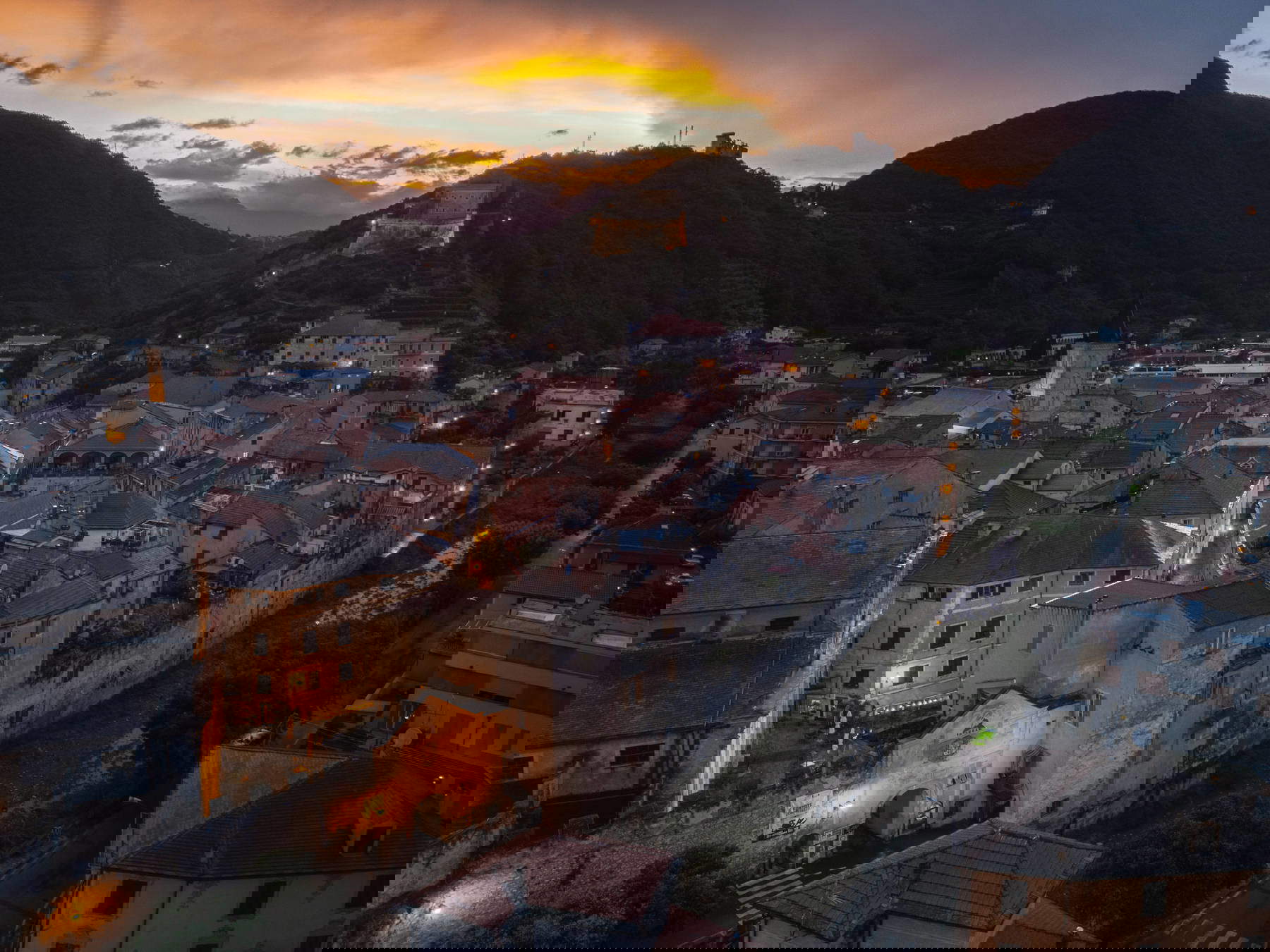 Finalborgo, vista aerea al tramonto dopo un temporale estivo. Crediti Fotografici: Archivio&nbsp;Finale&nbsp;Ligure | Studiowiki | Foto: Davide&nbsp;Busetto