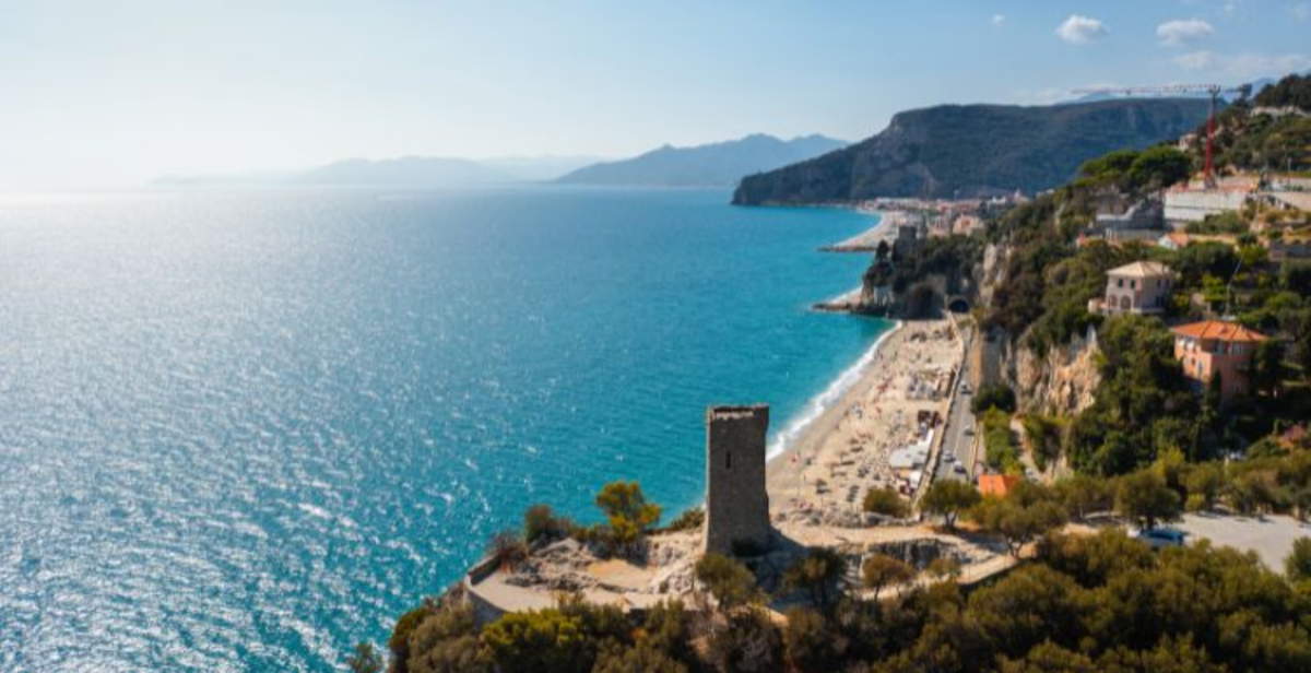 Finale Ligure, eine Stadt, die das Imaginäre übertrifft: Landschaft, Geschichte, Kultur