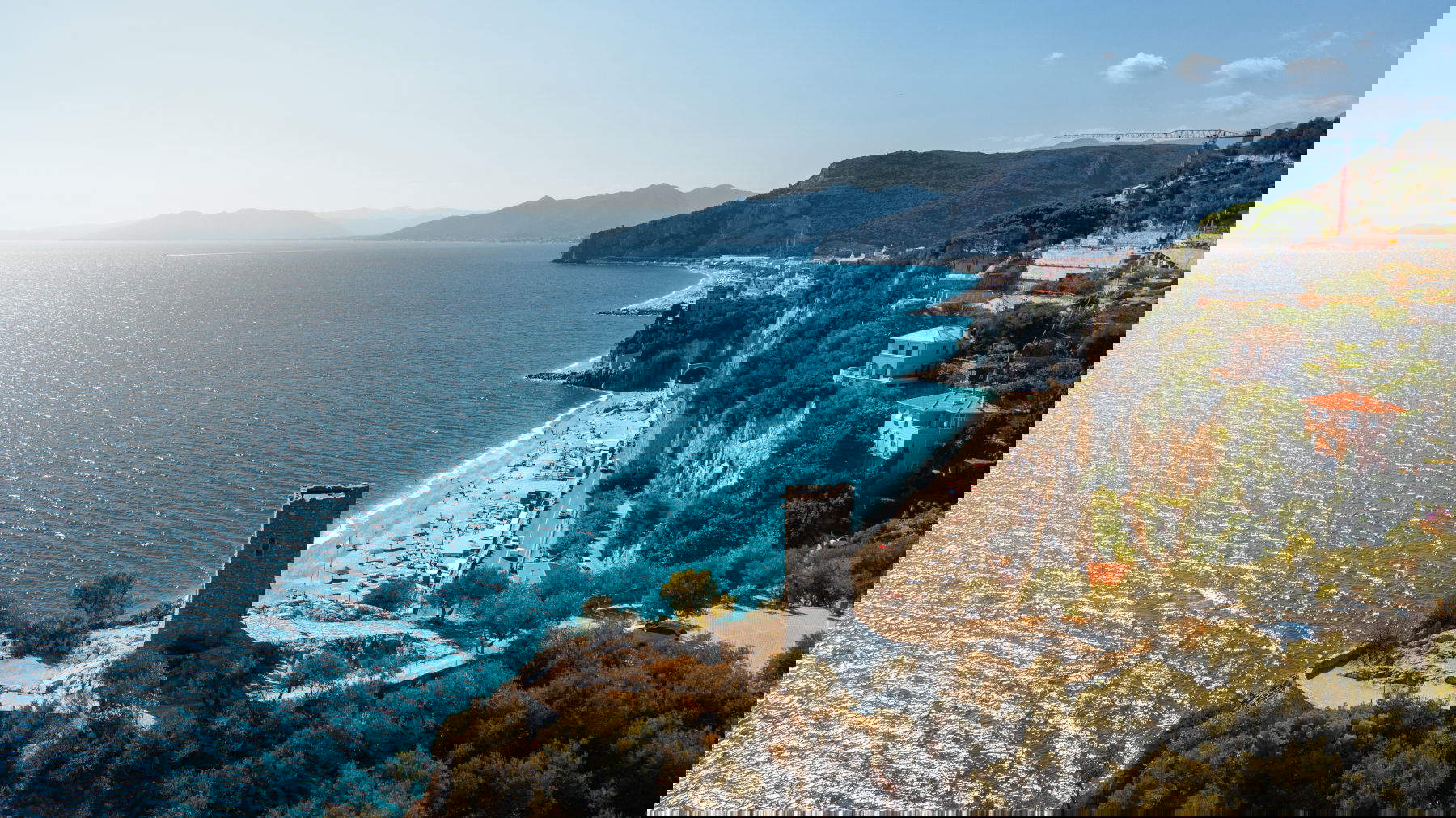 Finale Ligure, Capo Caprazoppa, Capo Castelletto e Capo San Donato con la torre di avvistamento oggi Mausoleo Gen. Enrico Caviglia. Crediti Fotografici: Archivio&nbsp;Finale&nbsp;Ligure | Studiowiki | Foto: Davide&nbsp;Busetto