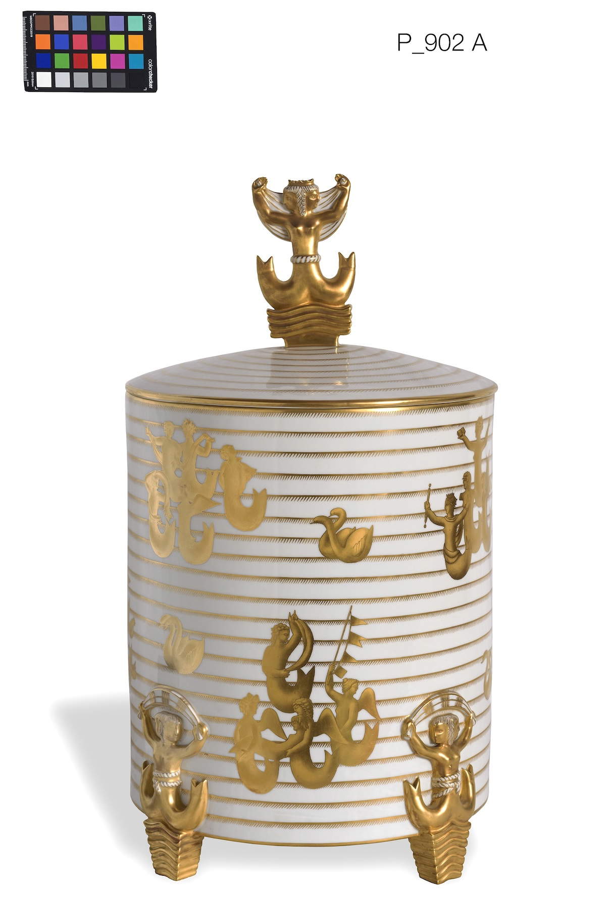 Gi&ograve; Ponti e Libero Andreotti per Richard Ginori, Le migrazioni delle sirene (1928; cista in porcellana bianca e oro a punta agata; Milano, Castello Sforzesco, Civiche raccolte d'arte applicata)