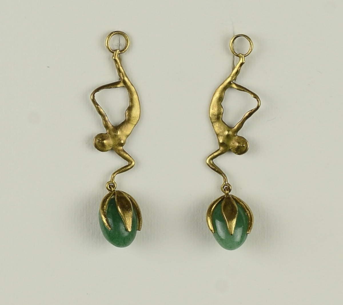 Dario Viterbo, Orecchini (1923; lamina d'oro sbalzata e giada; collezione privata). Foto: Stefano Barbolini