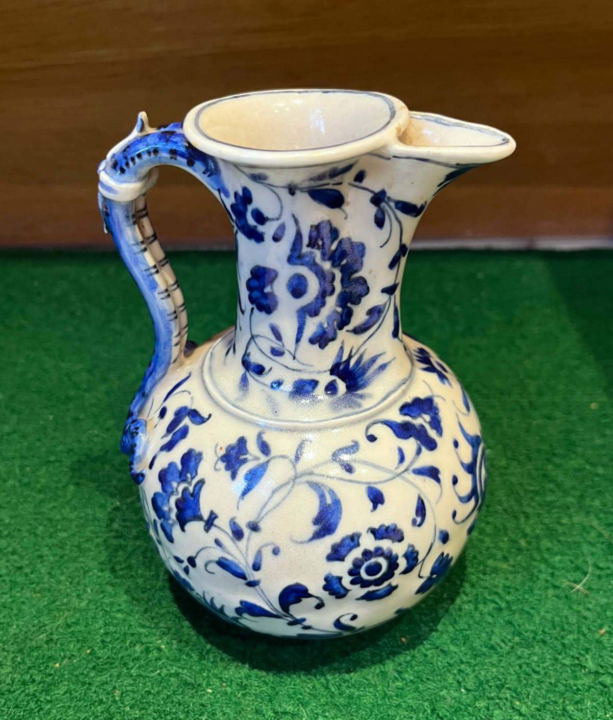 Florence, Manufacture des Médicis, chope (vers 1575-1585 ; porcelaine à pâte tendre, hauteur 16 cm ; Florence, Musée de San Marco)
