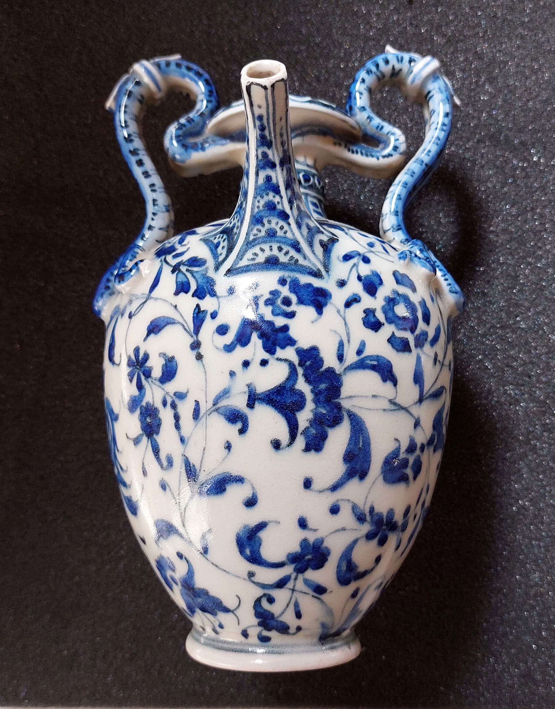 Florence, Manufacture des Médicis, vase à anses serpentiformes, détail