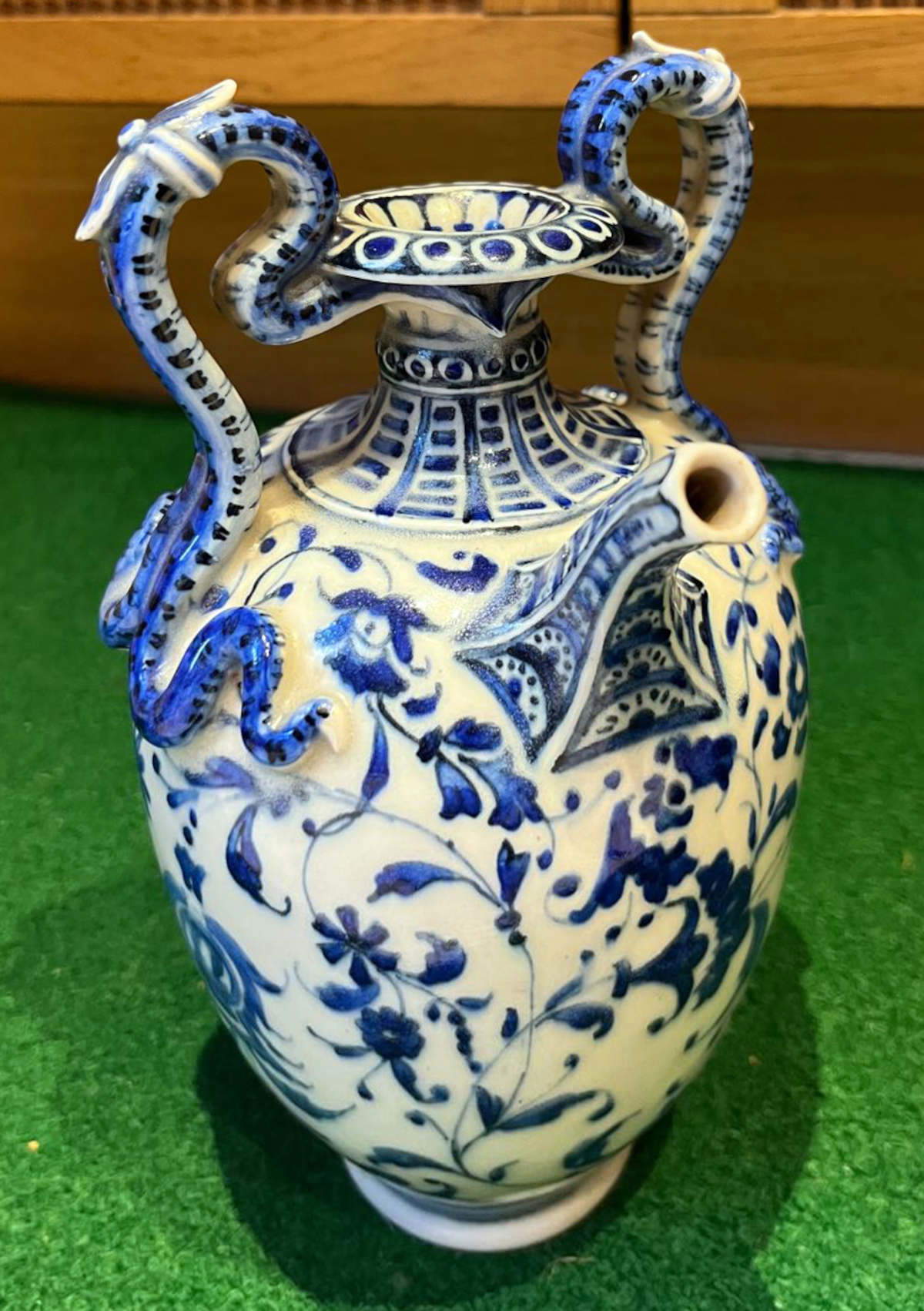 Florence, Manufacture des Médicis, Vase à anses serpentiformes (vers 1575-1585 ; porcelaine à pâte tendre, hauteur 20 cm ; Florence, Musée de San Marco)